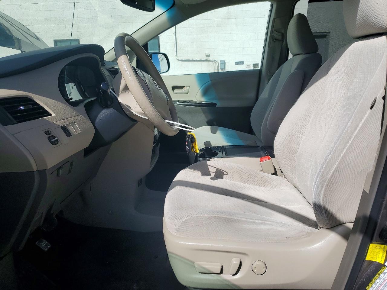 2012 Toyota Sienna Le Gray vin: 5TDKK3DC2CS216572