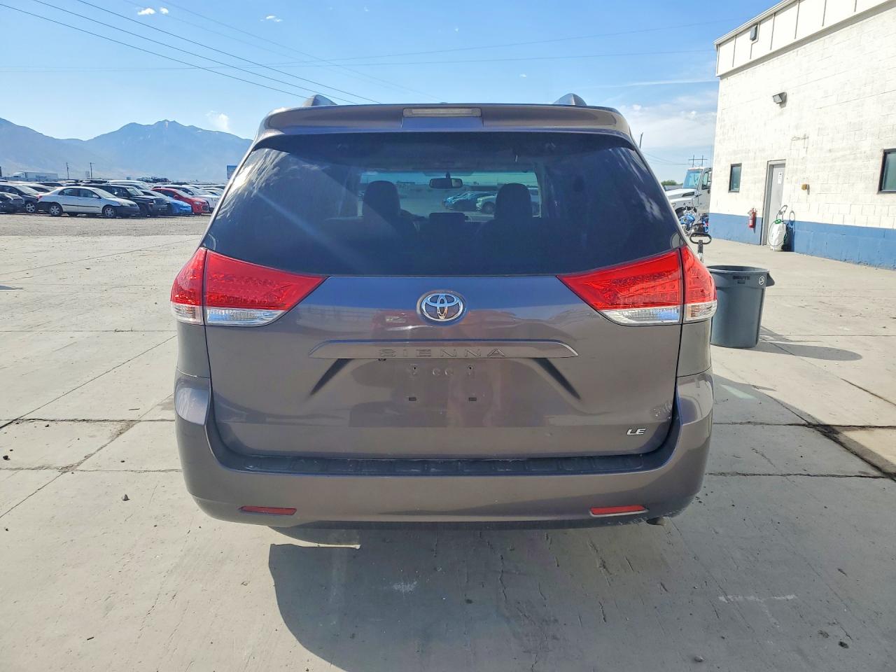 2012 Toyota Sienna Le Gray vin: 5TDKK3DC2CS216572