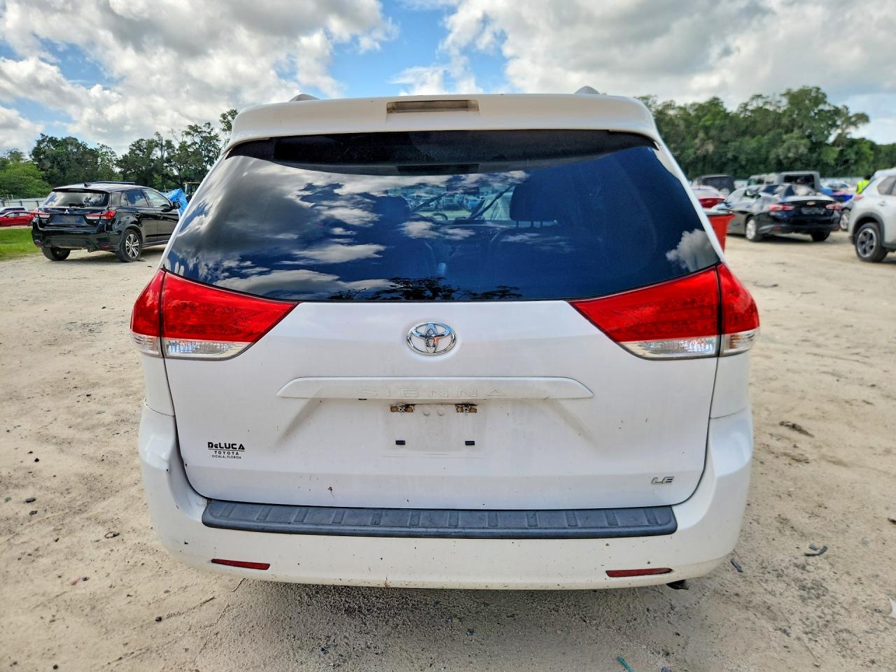 2012 Toyota Sienna Le White vin: 5TDKK3DC2CS224316