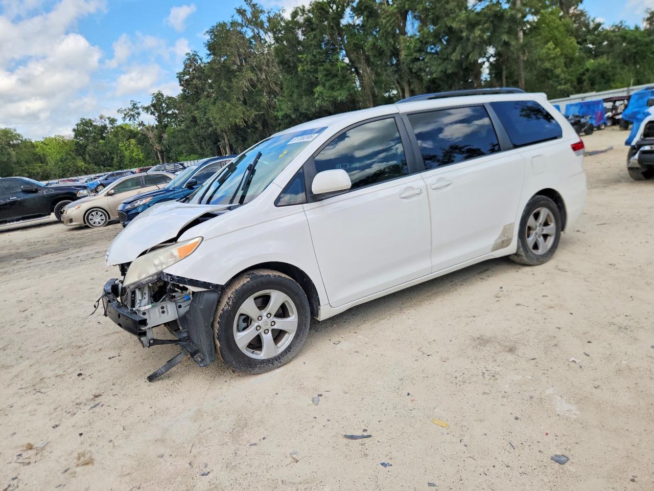 2012 Toyota Sienna Le White vin: 5TDKK3DC2CS224316
