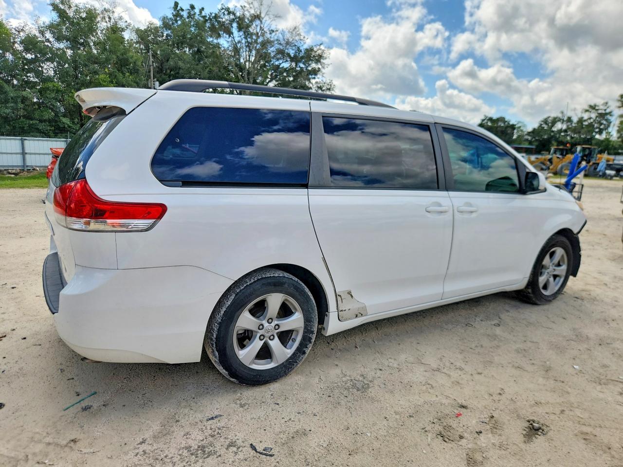 2012 Toyota Sienna Le White vin: 5TDKK3DC2CS224316
