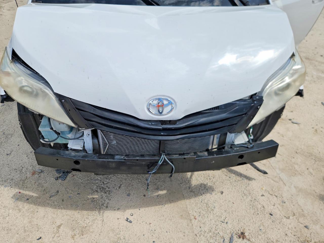 2012 Toyota Sienna Le White vin: 5TDKK3DC2CS224316