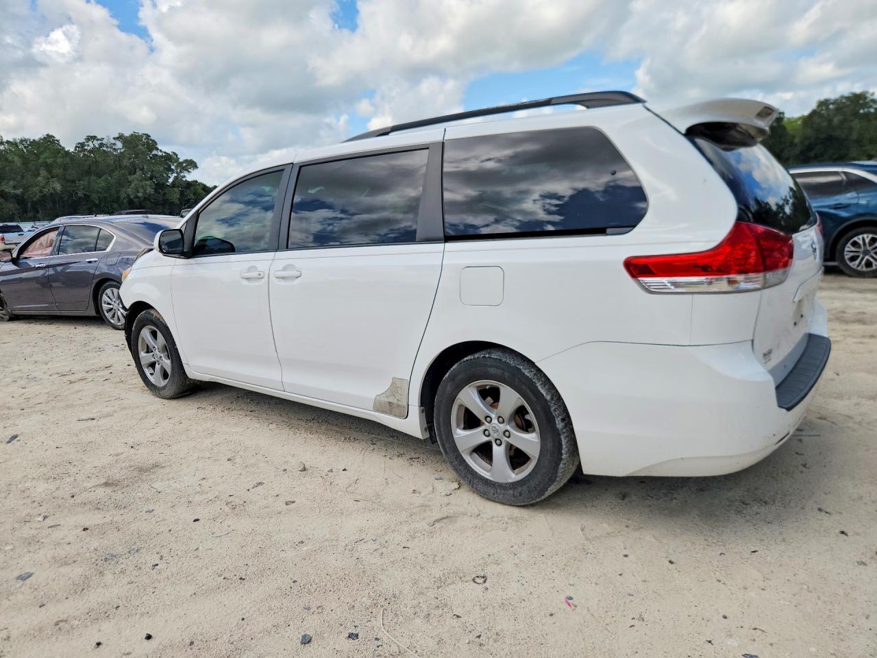 2012 Toyota Sienna Le White vin: 5TDKK3DC2CS224316