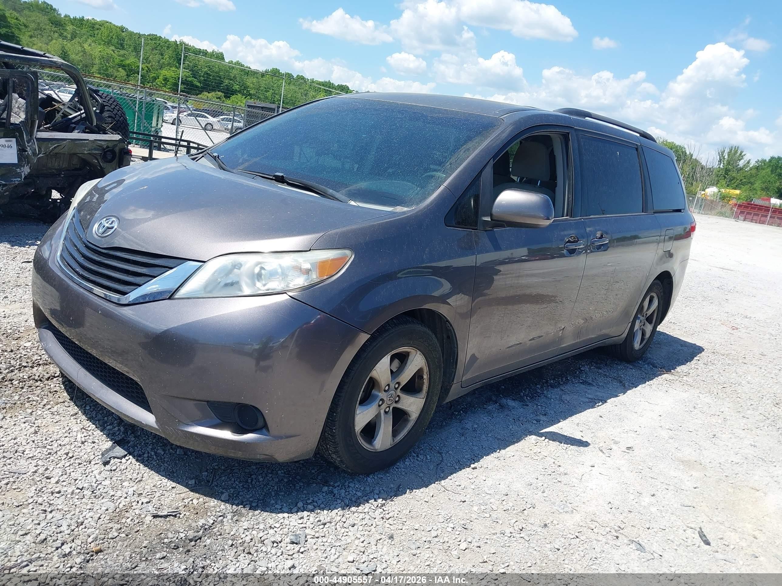 2012 Toyota Sienna Le V6 8 Passenger Серый vin: 5TDKK3DC2CS234957