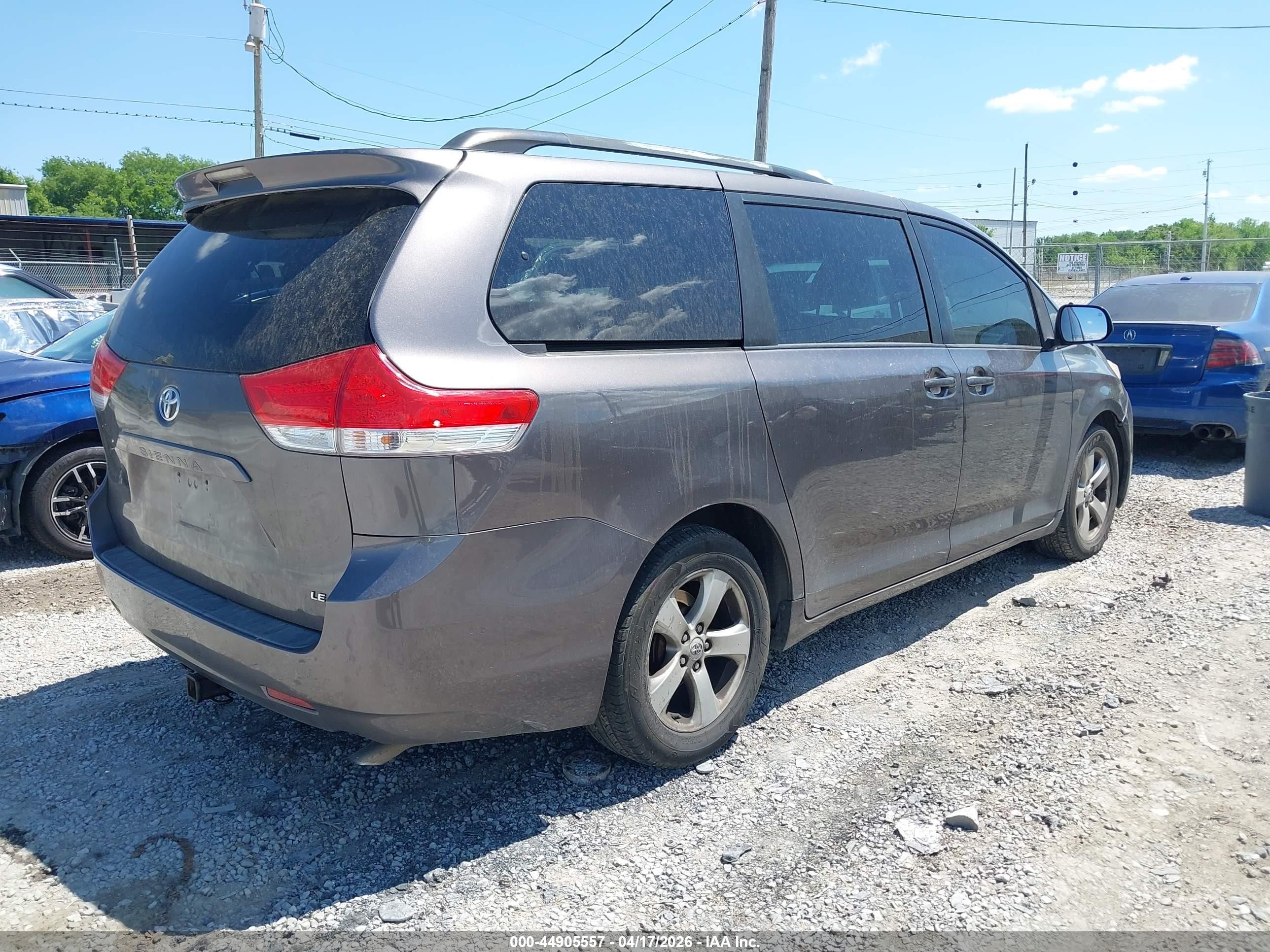 2012 Toyota Sienna Le V6 8 Passenger Серый vin: 5TDKK3DC2CS234957