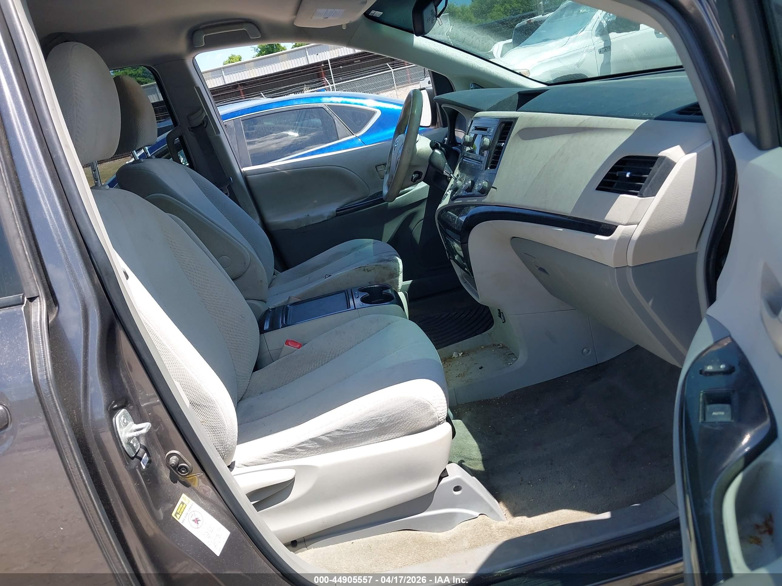 2012 Toyota Sienna Le V6 8 Passenger Серый vin: 5TDKK3DC2CS234957