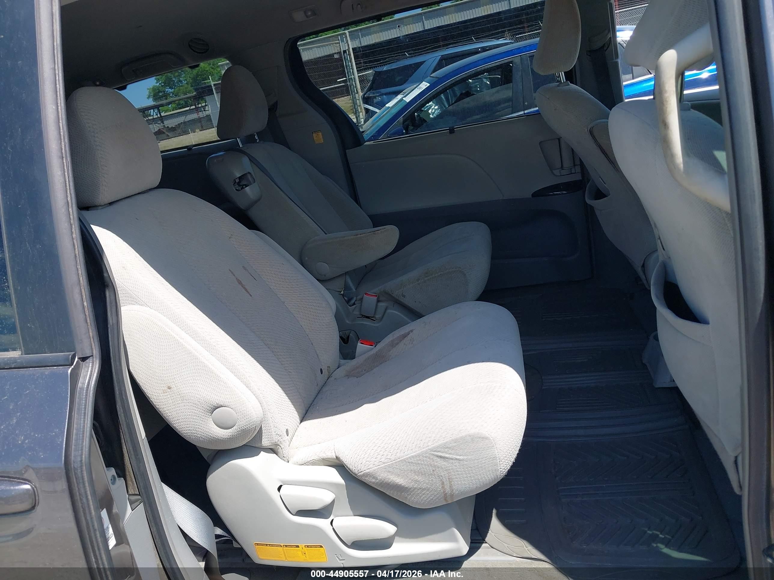 2012 Toyota Sienna Le V6 8 Passenger Серый vin: 5TDKK3DC2CS234957