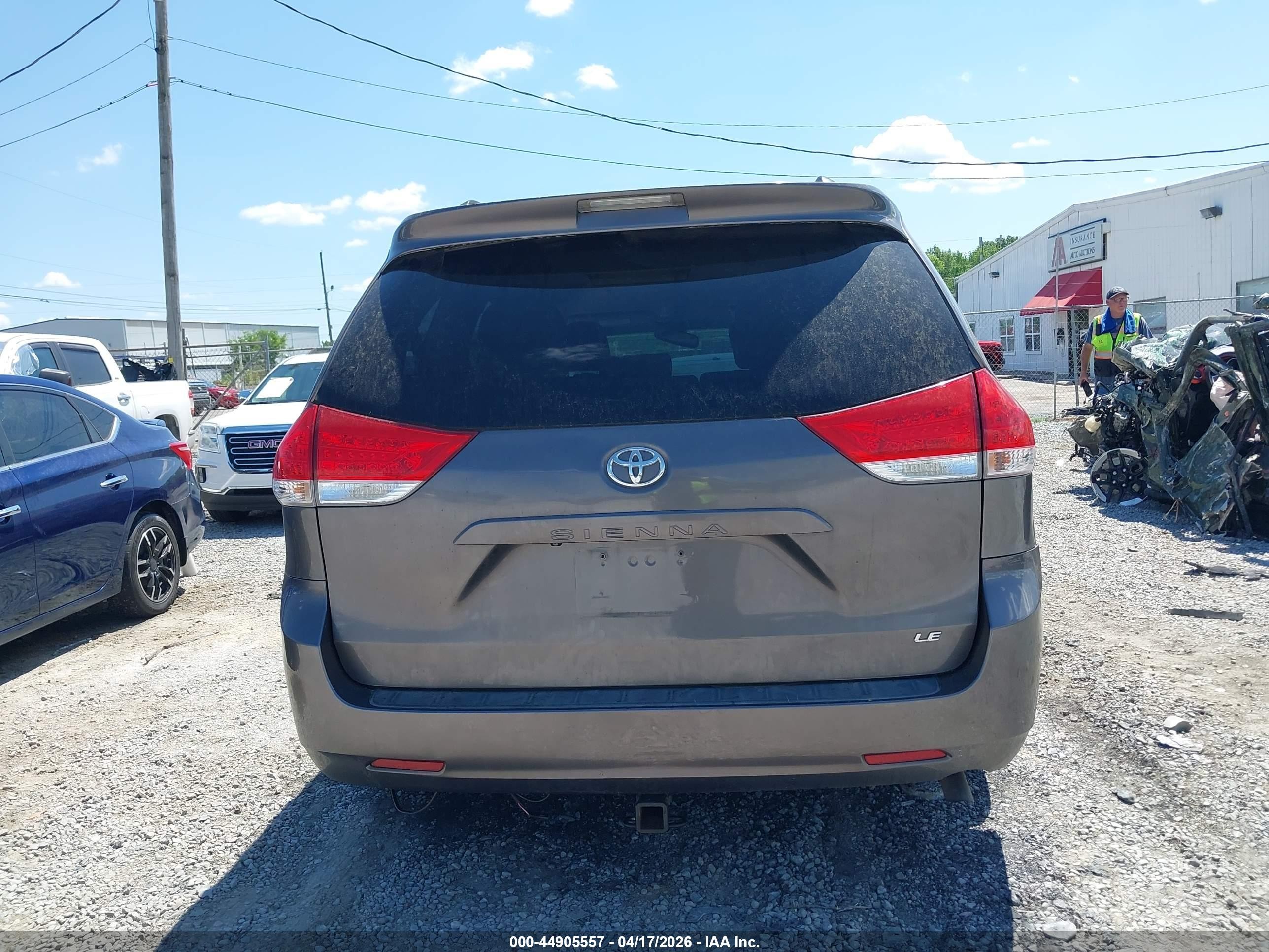 2012 Toyota Sienna Le V6 8 Passenger Серый vin: 5TDKK3DC2CS234957