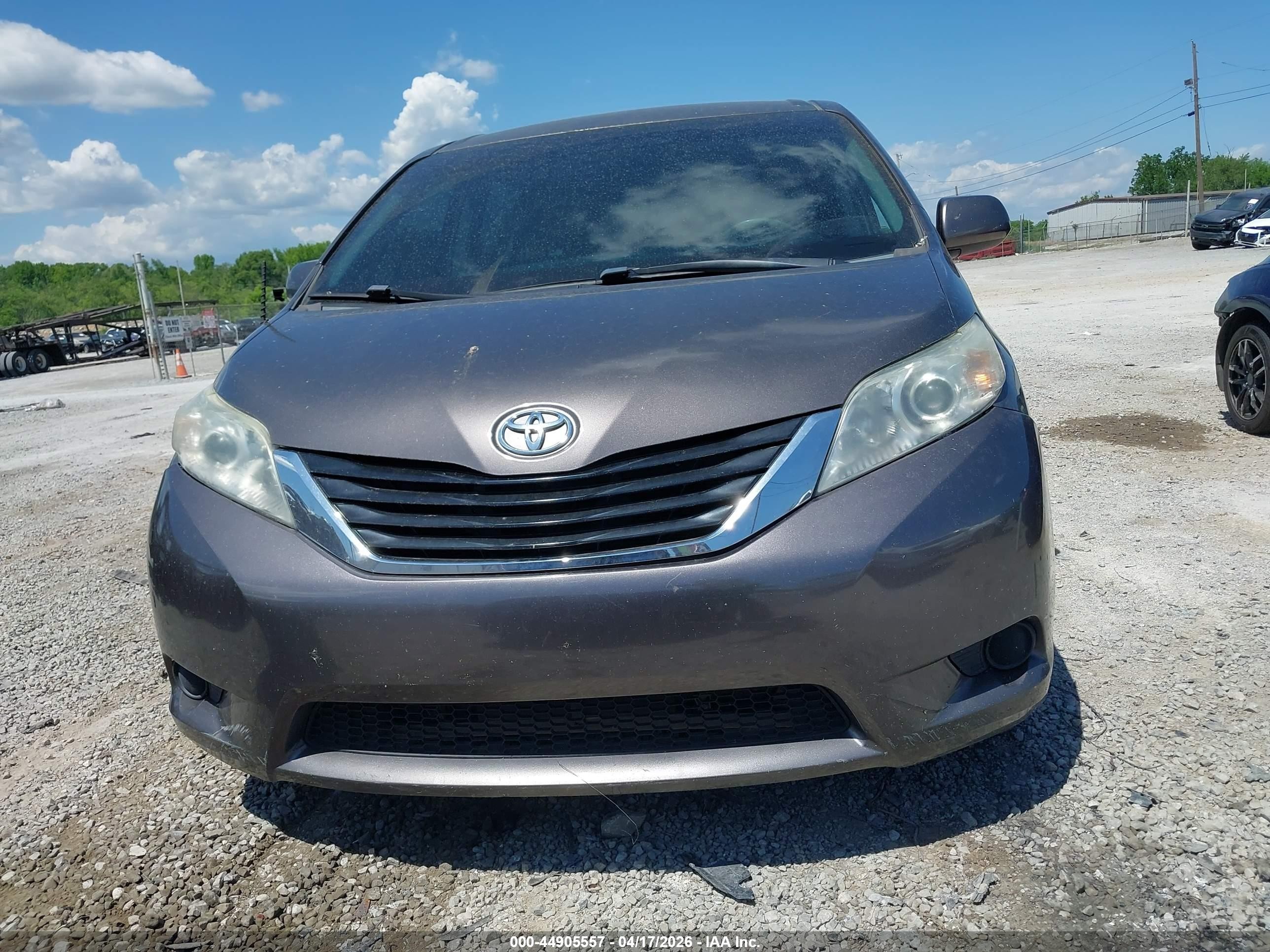 2012 Toyota Sienna Le V6 8 Passenger Серый vin: 5TDKK3DC2CS234957