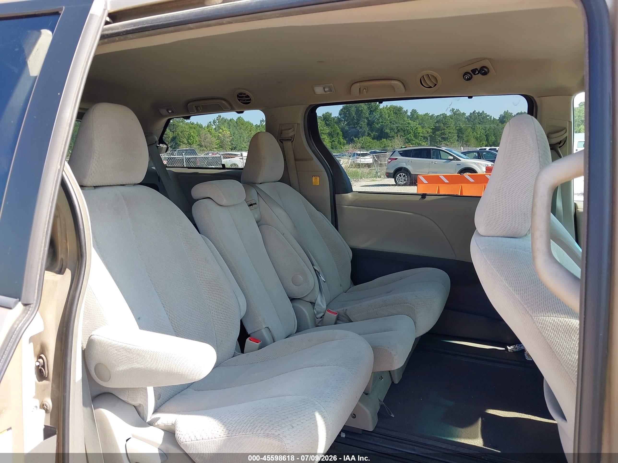 2012 Toyota Sienna Le V6 8 Passenger Gold vin: 5TDKK3DC2CS247899