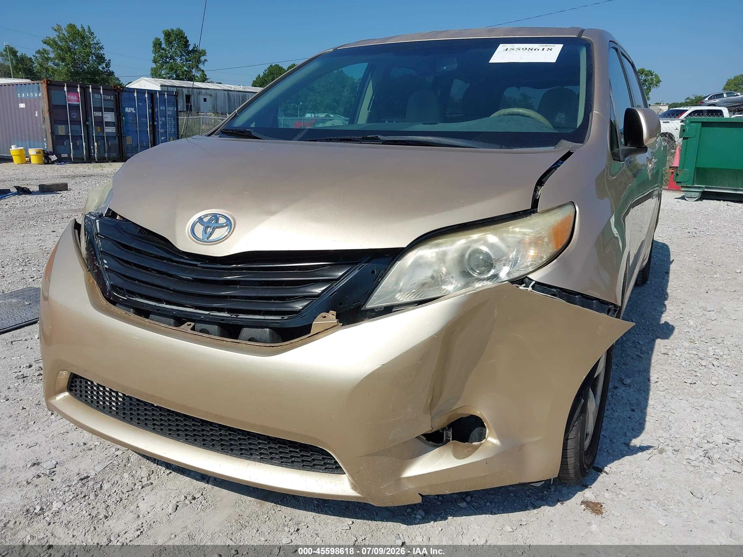 2012 Toyota Sienna Le V6 8 Passenger Gold vin: 5TDKK3DC2CS247899