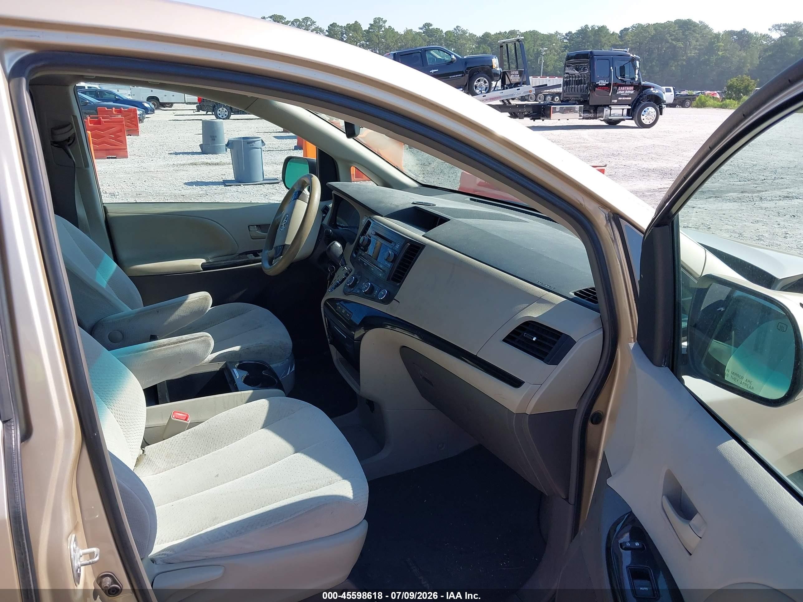 2012 Toyota Sienna Le V6 8 Passenger Gold vin: 5TDKK3DC2CS247899