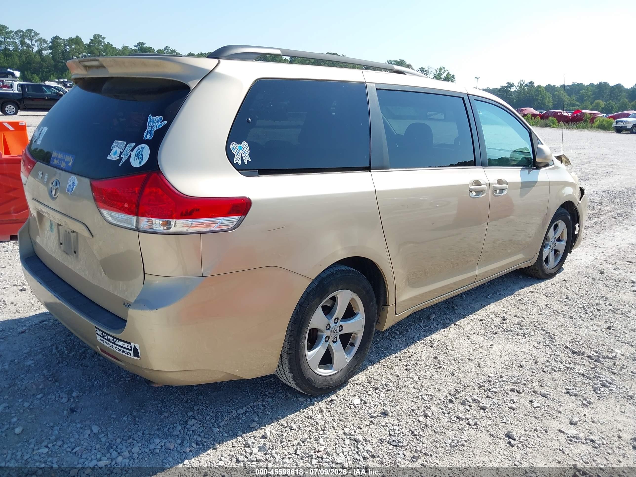2012 Toyota Sienna Le V6 8 Passenger Gold vin: 5TDKK3DC2CS247899