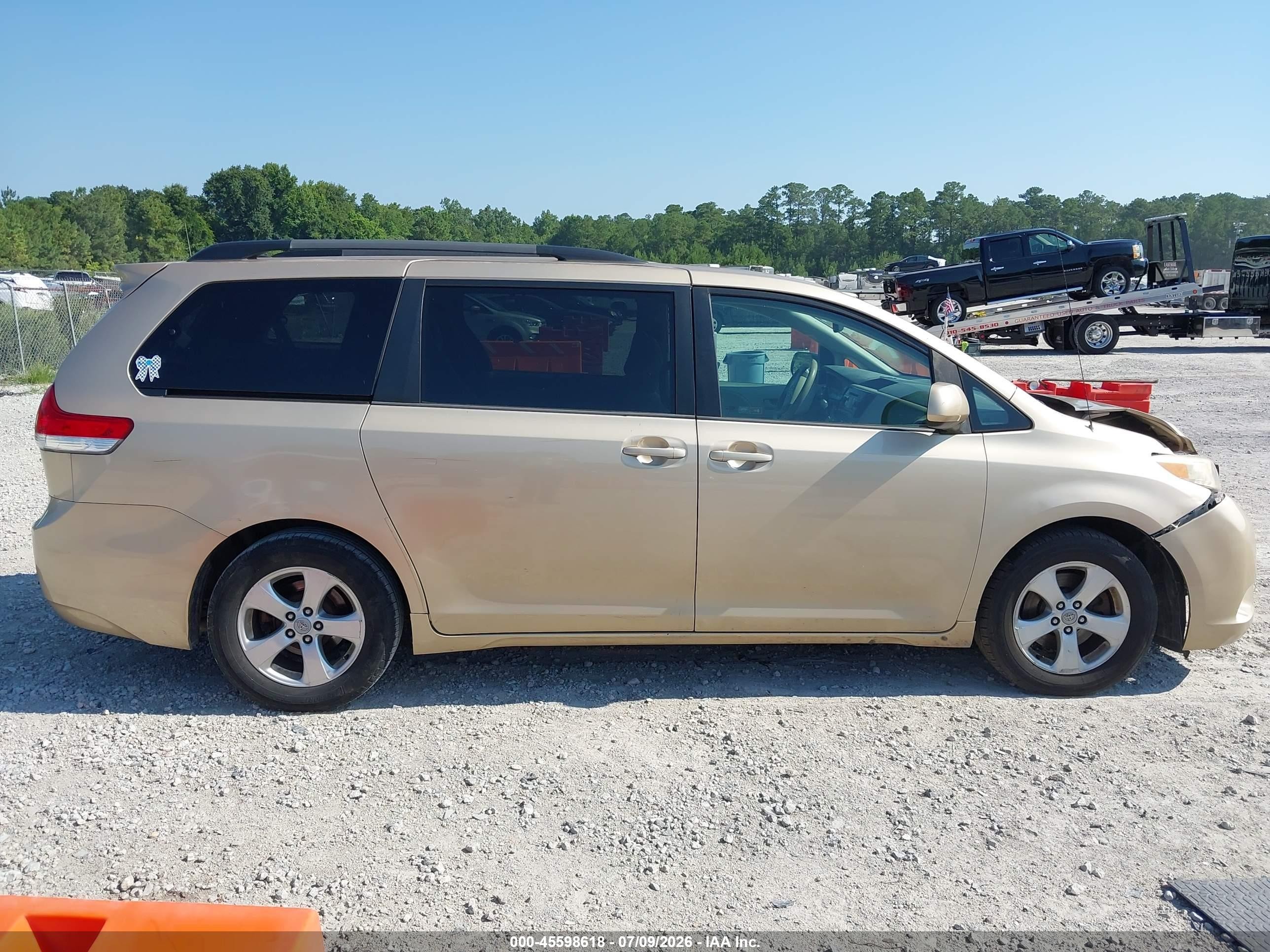 2012 Toyota Sienna Le V6 8 Passenger Gold vin: 5TDKK3DC2CS247899