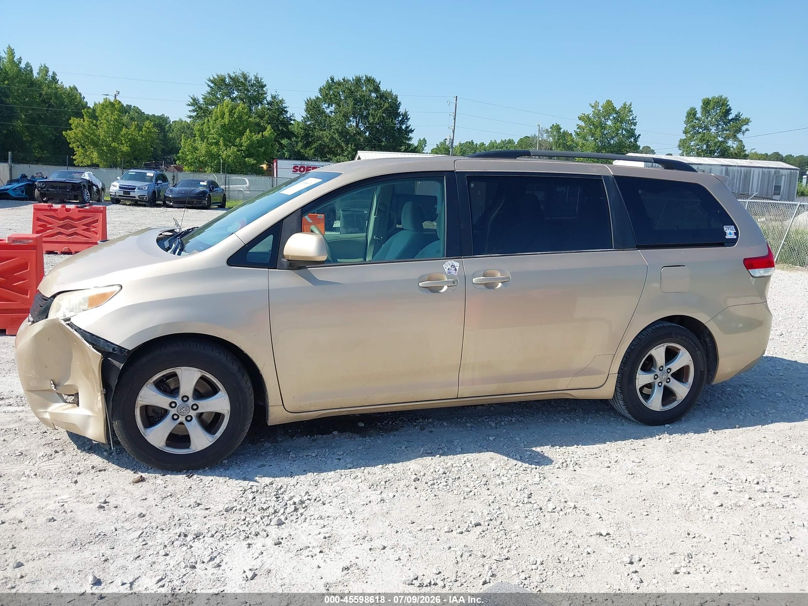 2012 Toyota Sienna Le V6 8 Passenger Gold vin: 5TDKK3DC2CS247899