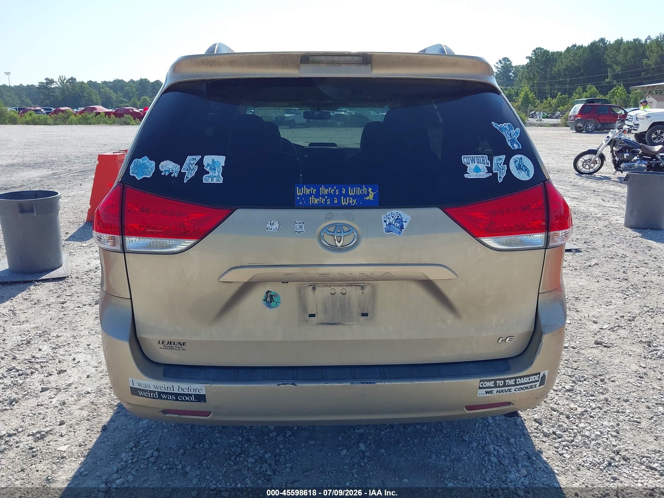 2012 Toyota Sienna Le V6 8 Passenger Gold vin: 5TDKK3DC2CS247899