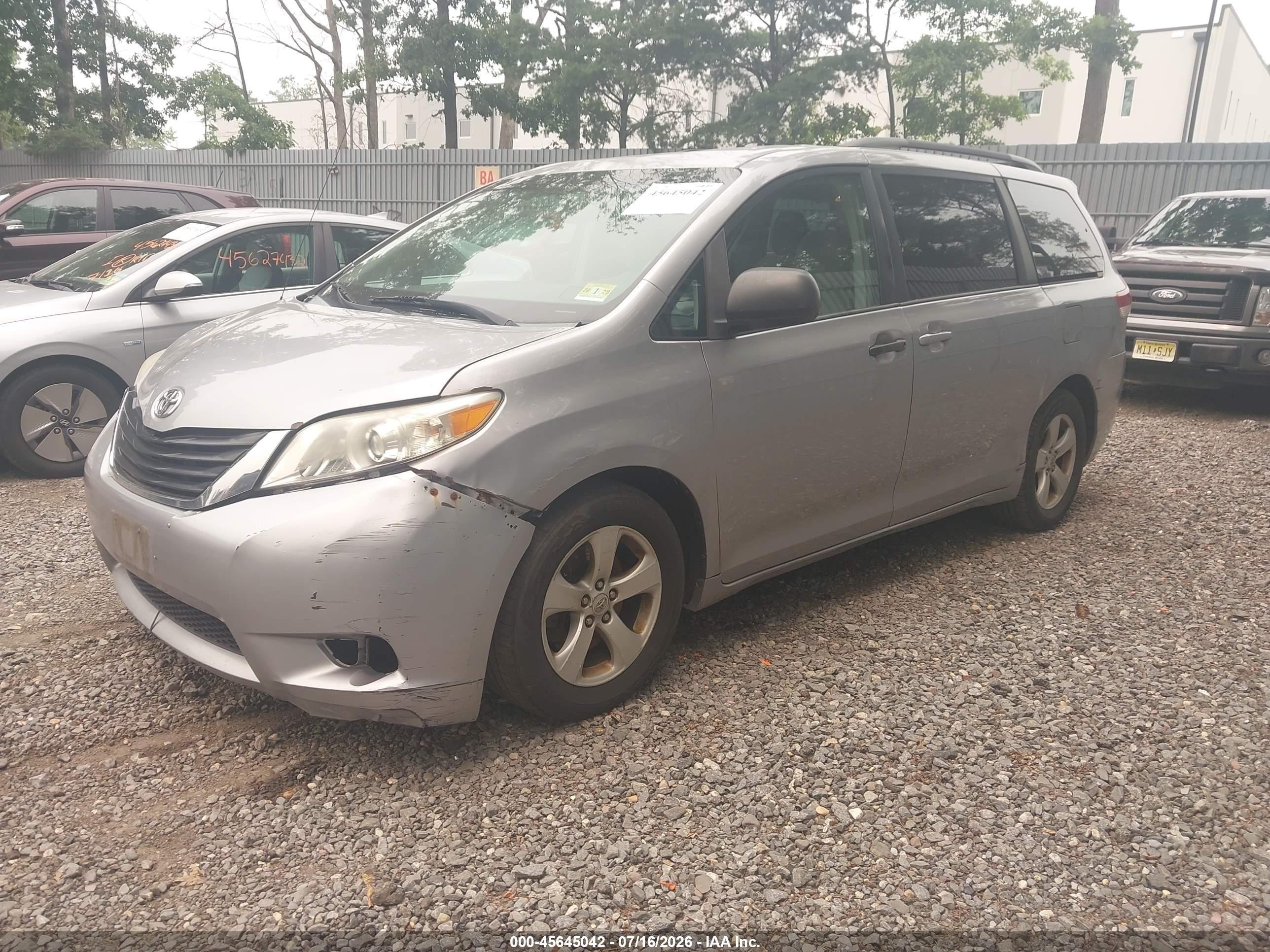 2012 Toyota Sienna Le V6 8 Passenger Silver vin: 5TDKK3DC2CS250608