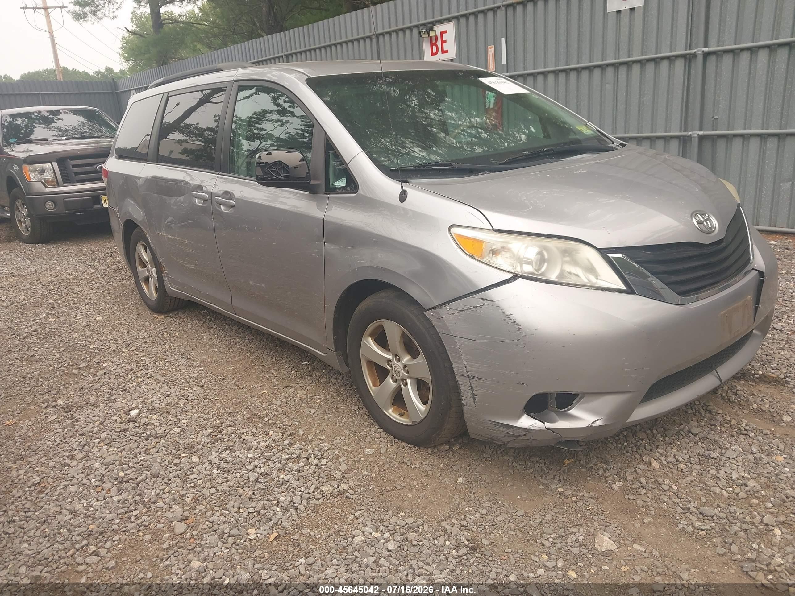 2012 Toyota Sienna Le V6 8 Passenger Silver vin: 5TDKK3DC2CS250608