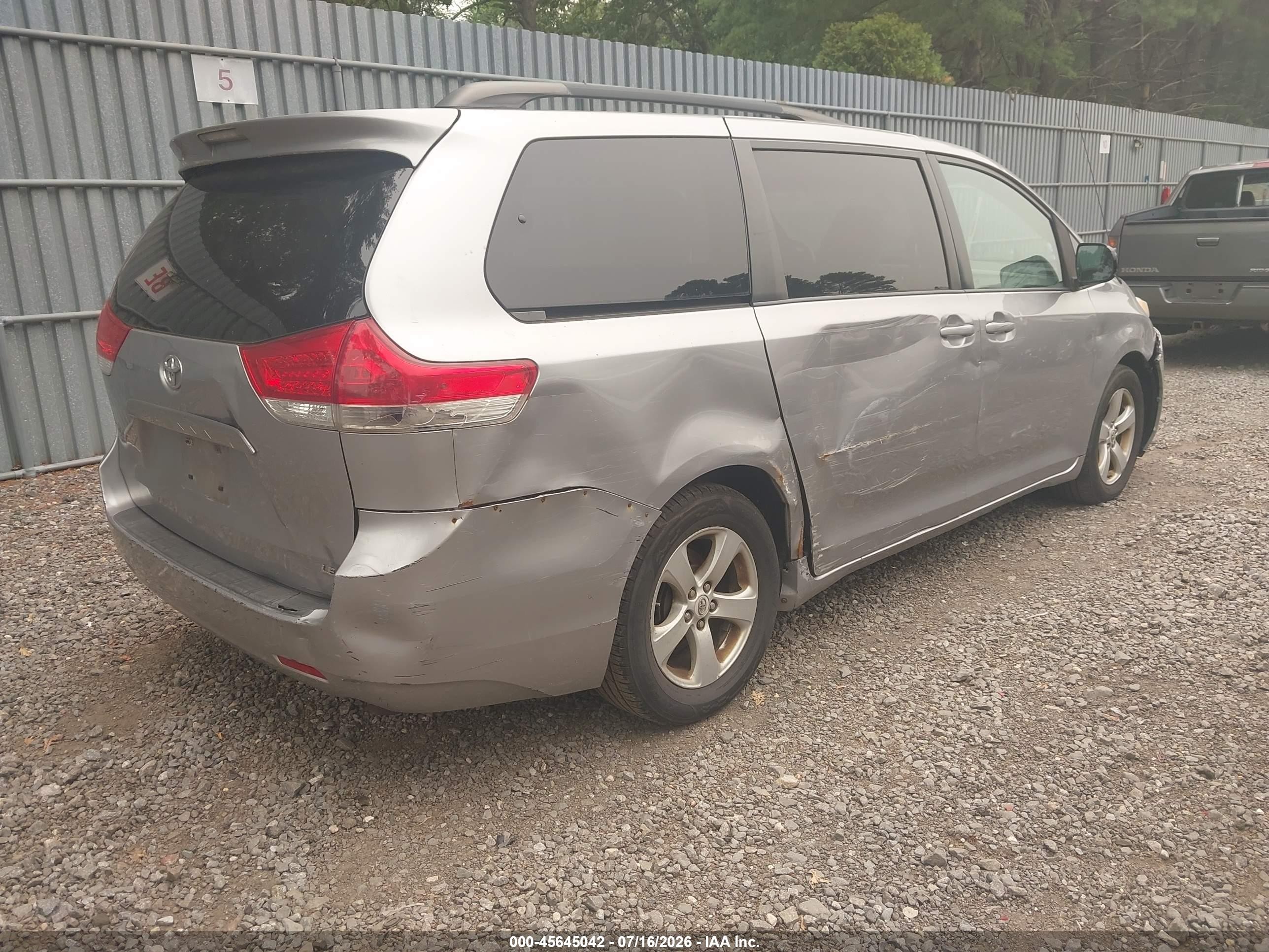2012 Toyota Sienna Le V6 8 Passenger Silver vin: 5TDKK3DC2CS250608