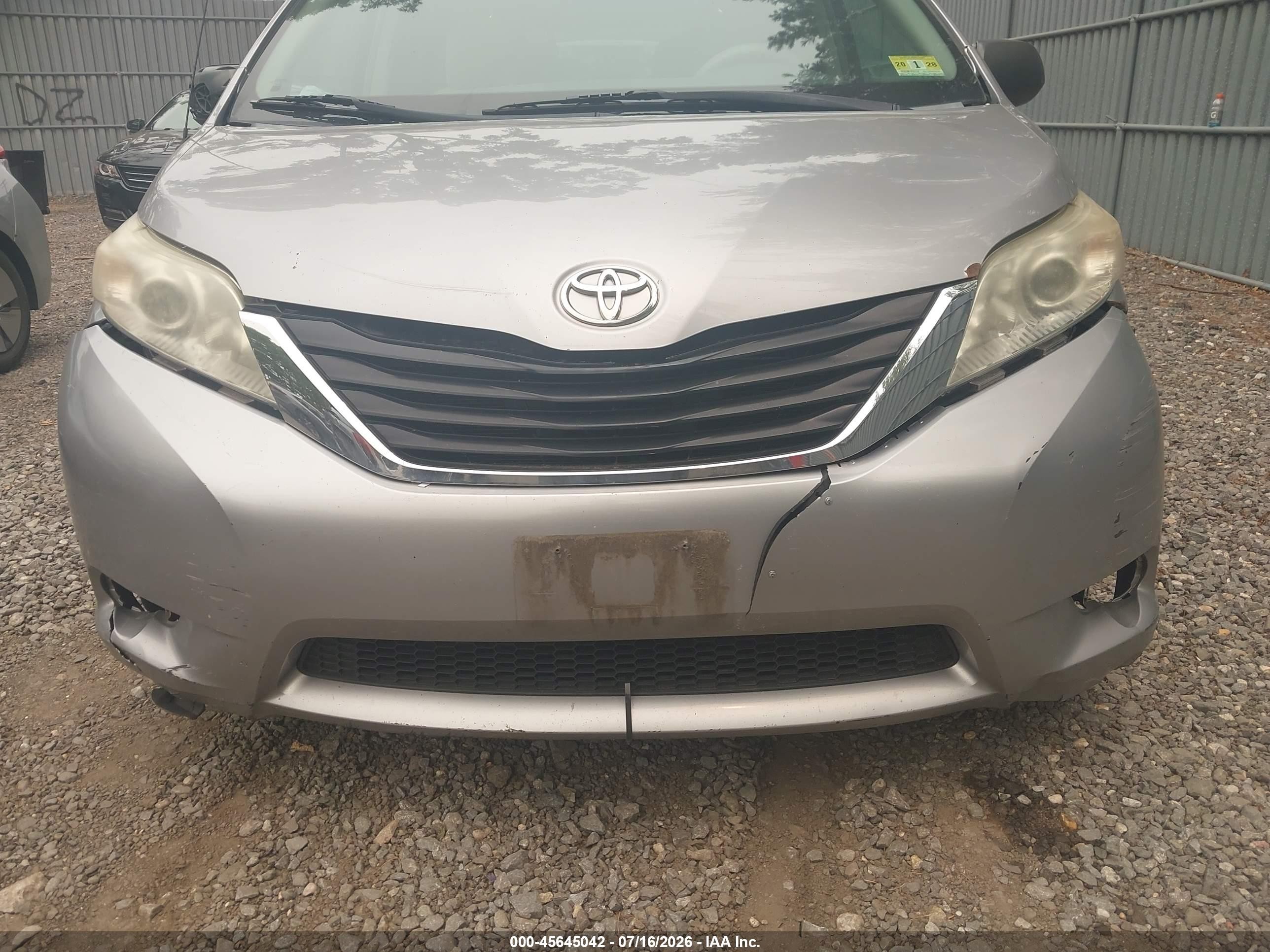 2012 Toyota Sienna Le V6 8 Passenger Silver vin: 5TDKK3DC2CS250608