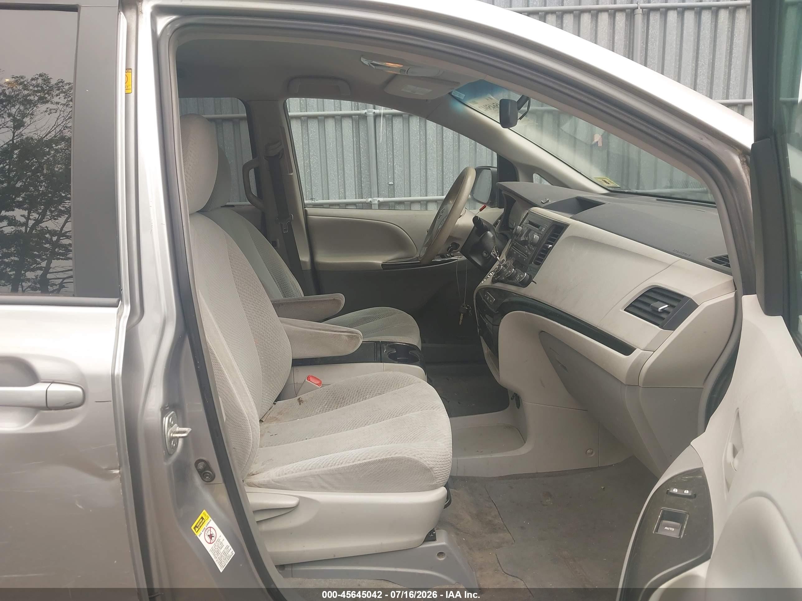 2012 Toyota Sienna Le V6 8 Passenger Silver vin: 5TDKK3DC2CS250608