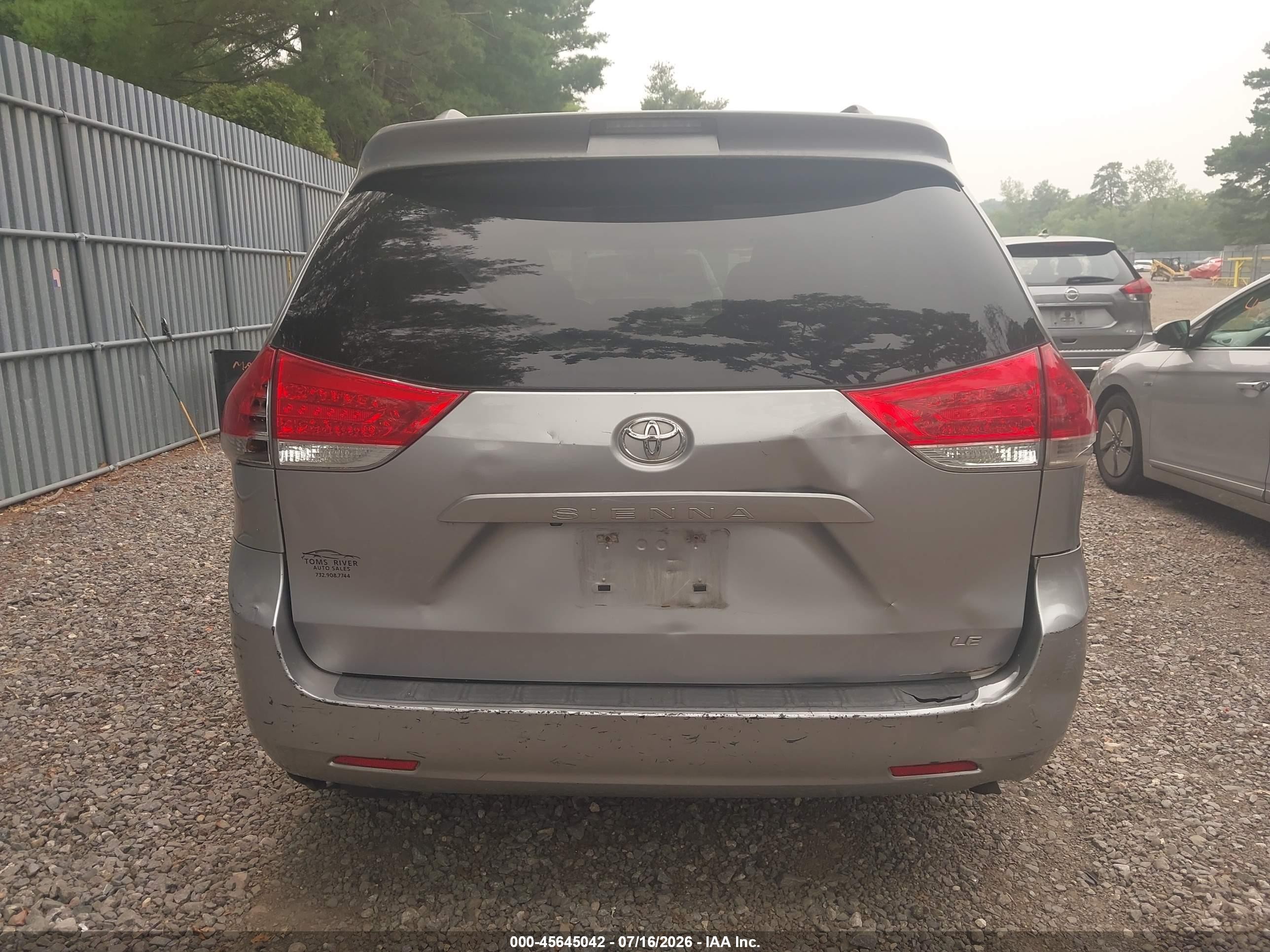 2012 Toyota Sienna Le V6 8 Passenger Silver vin: 5TDKK3DC2CS250608