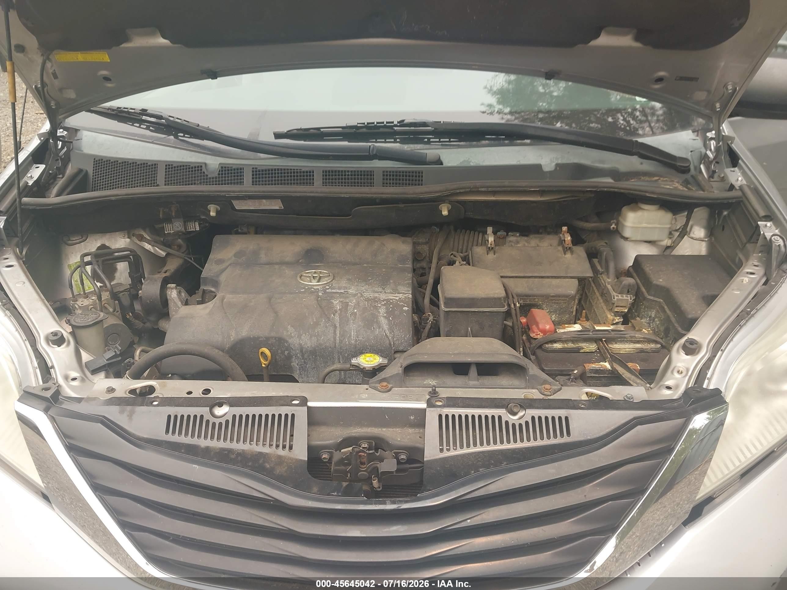 2012 Toyota Sienna Le V6 8 Passenger Silver vin: 5TDKK3DC2CS250608