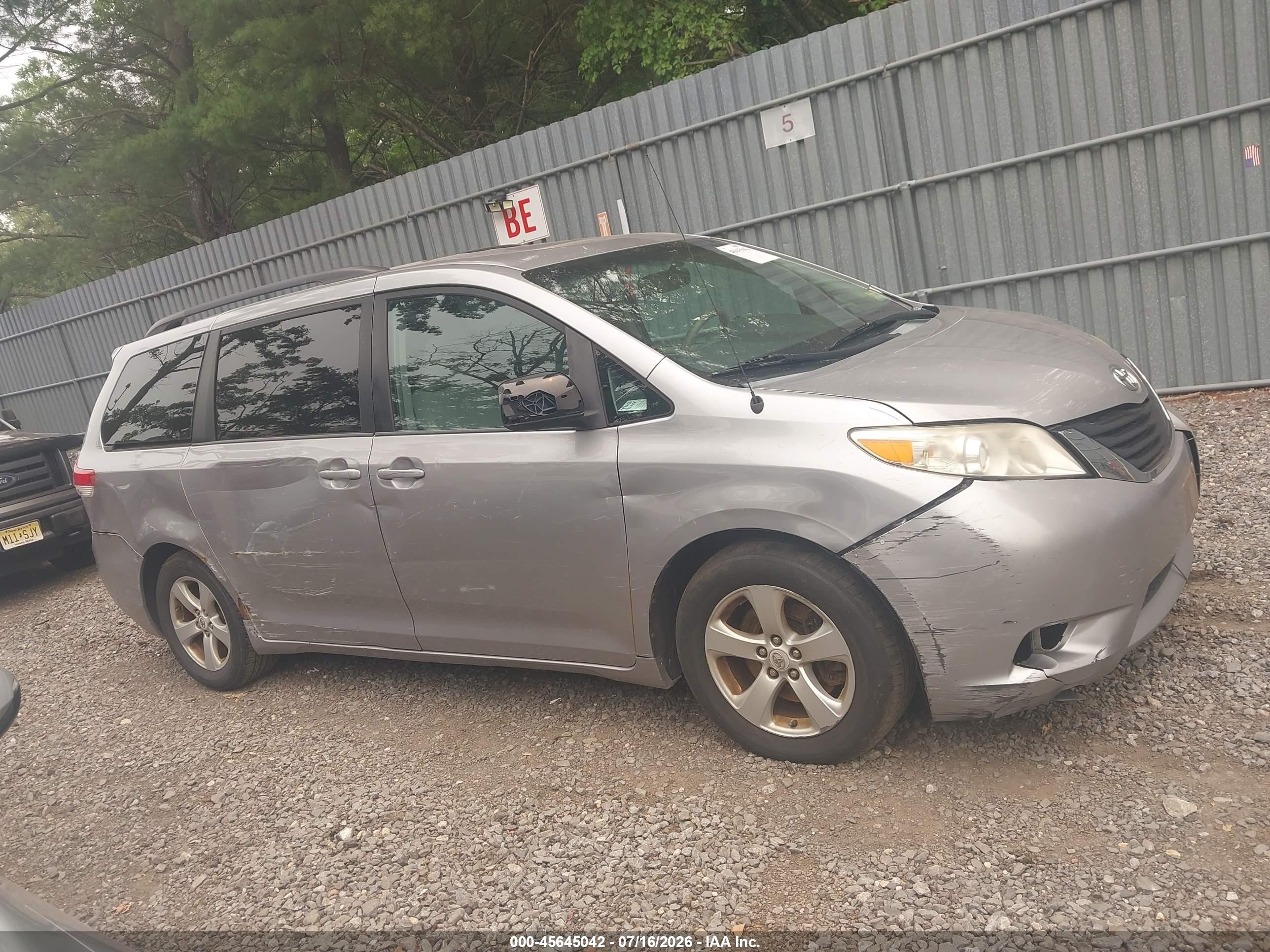 2012 Toyota Sienna Le V6 8 Passenger Silver vin: 5TDKK3DC2CS250608
