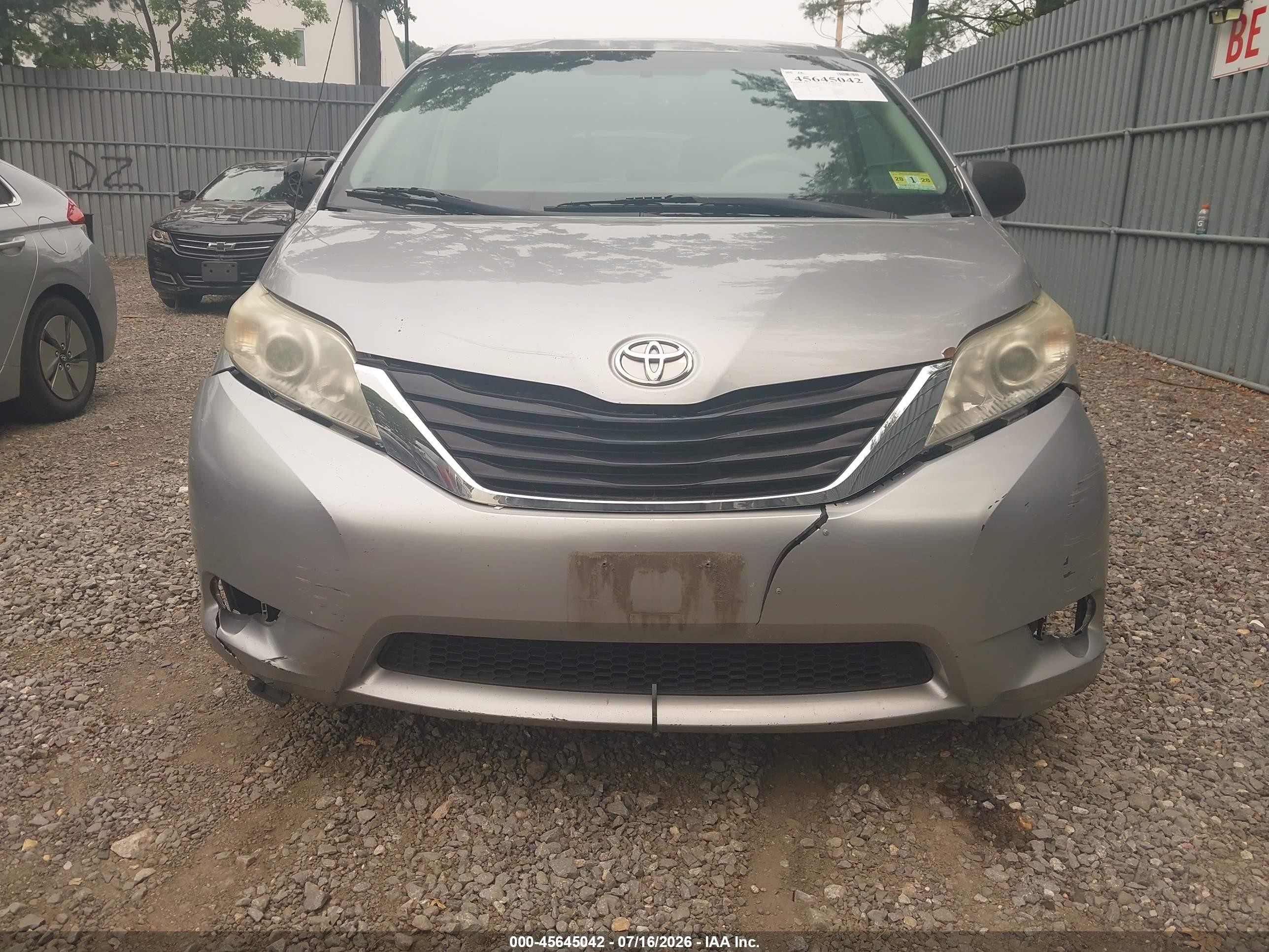 2012 Toyota Sienna Le V6 8 Passenger Silver vin: 5TDKK3DC2CS250608