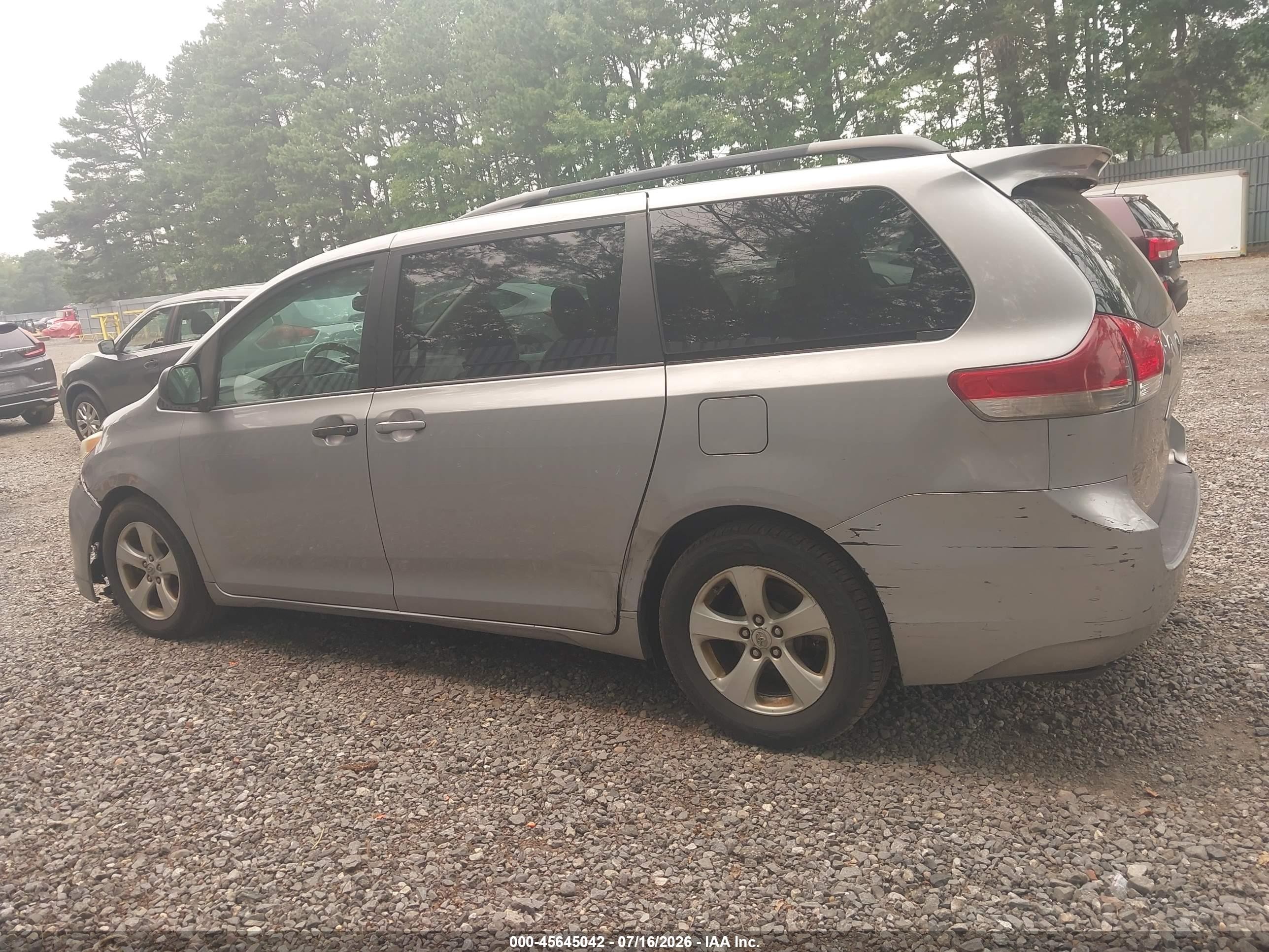 2012 Toyota Sienna Le V6 8 Passenger Silver vin: 5TDKK3DC2CS250608