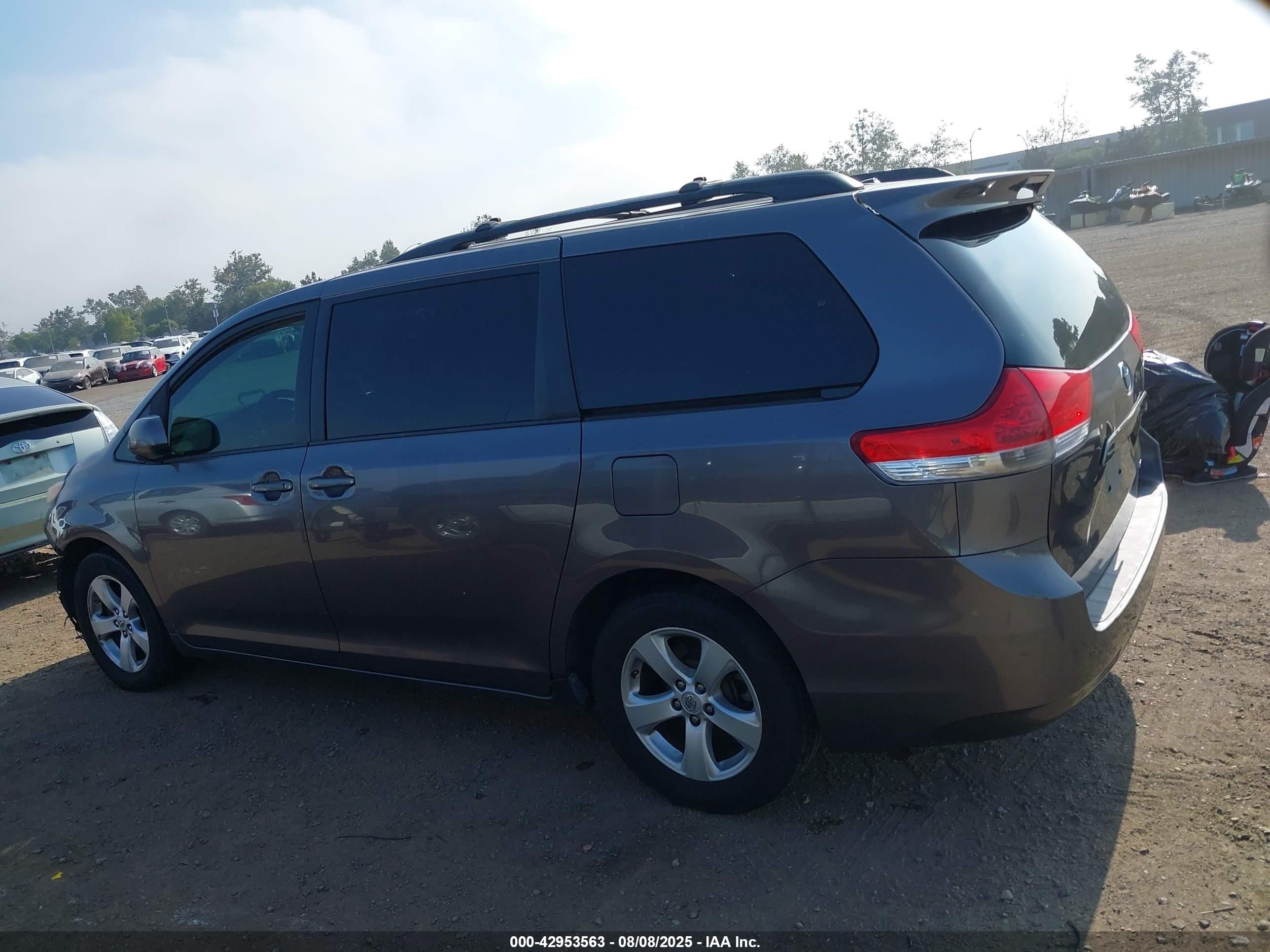 2012 Toyota Sienna Le V6 8 Passenger Gray vin: 5TDKK3DC2CS260829
