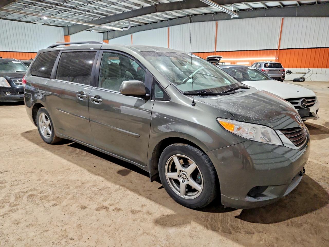 2013 Toyota Sienna Le 8-passenger Gray vin: 5TDKK3DC2DS283125
