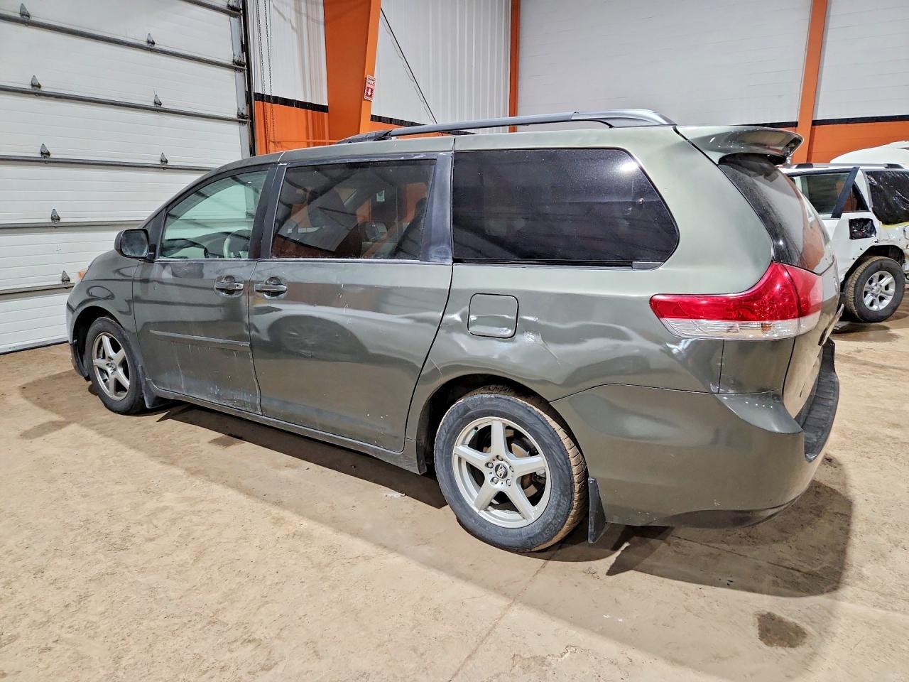 2013 Toyota Sienna Le 8-passenger Gray vin: 5TDKK3DC2DS283125