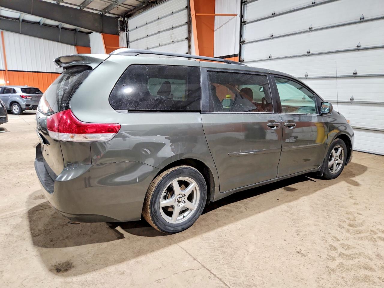 2013 Toyota Sienna Le 8-passenger Gray vin: 5TDKK3DC2DS283125