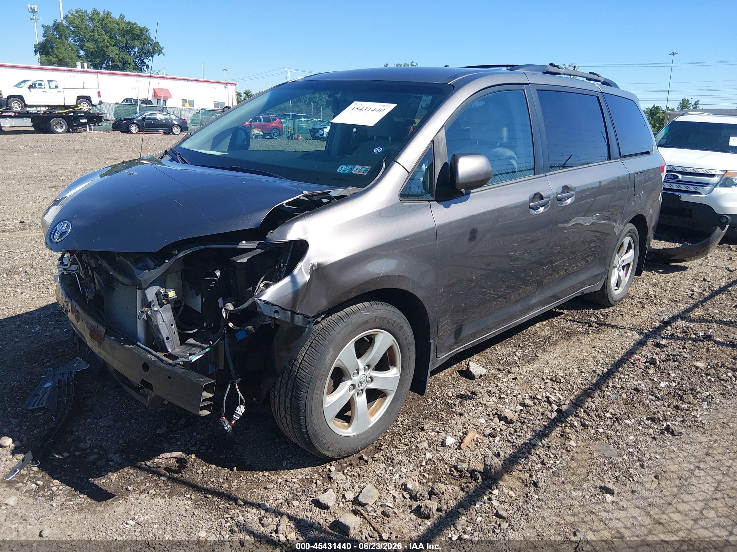 2013 Toyota Sienna Le V6 8 Passenger Серый vin: 5TDKK3DC2DS319427