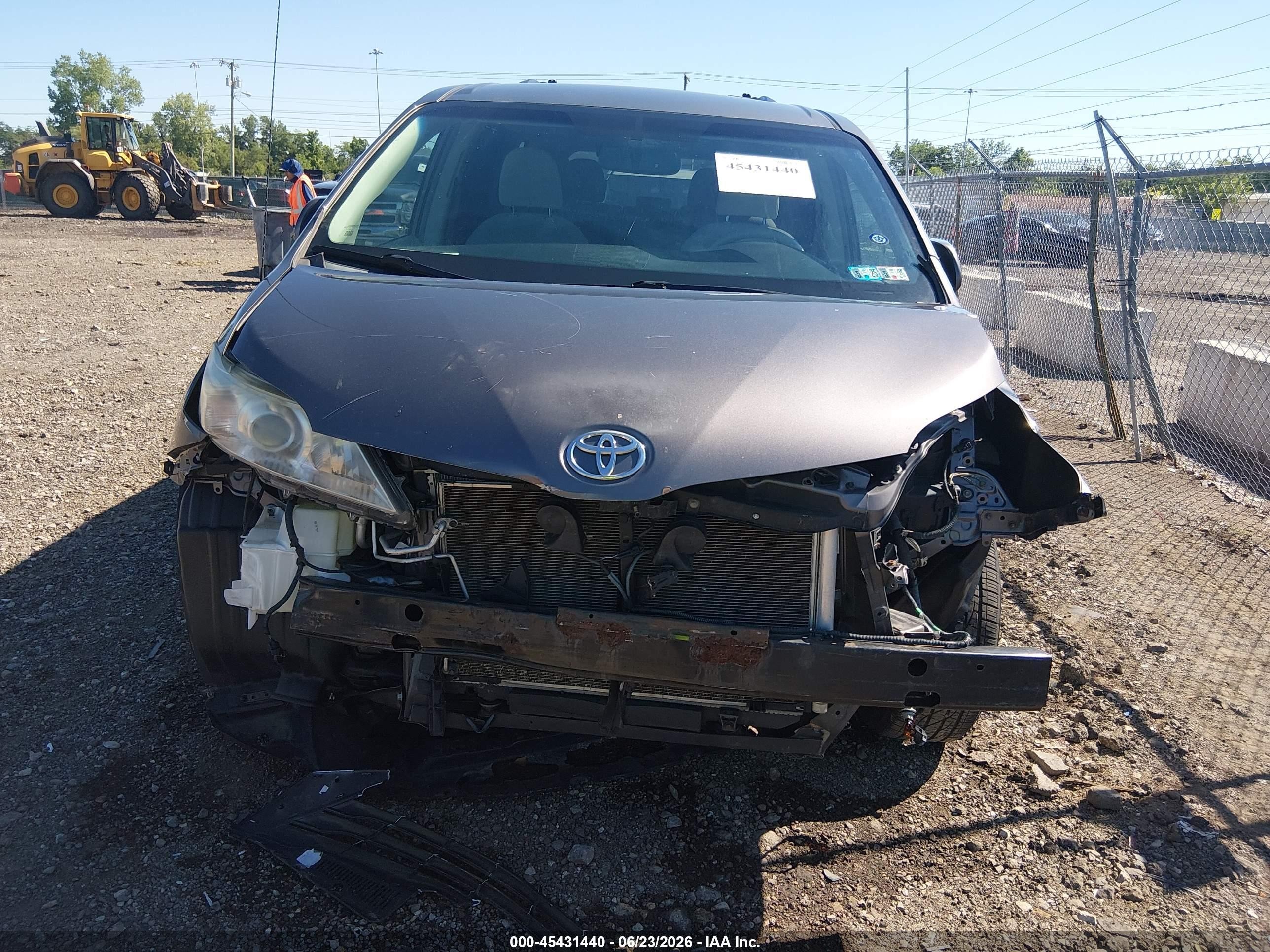 2013 Toyota Sienna Le V6 8 Passenger Серый vin: 5TDKK3DC2DS319427