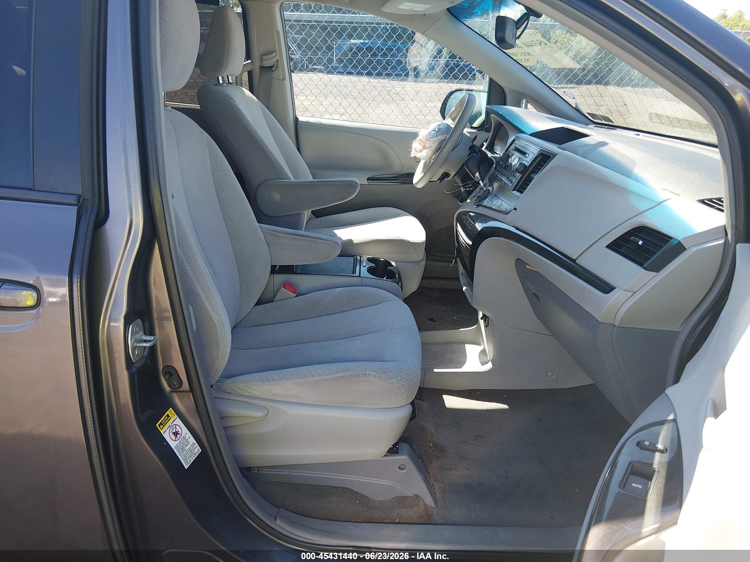 2013 Toyota Sienna Le V6 8 Passenger Серый vin: 5TDKK3DC2DS319427