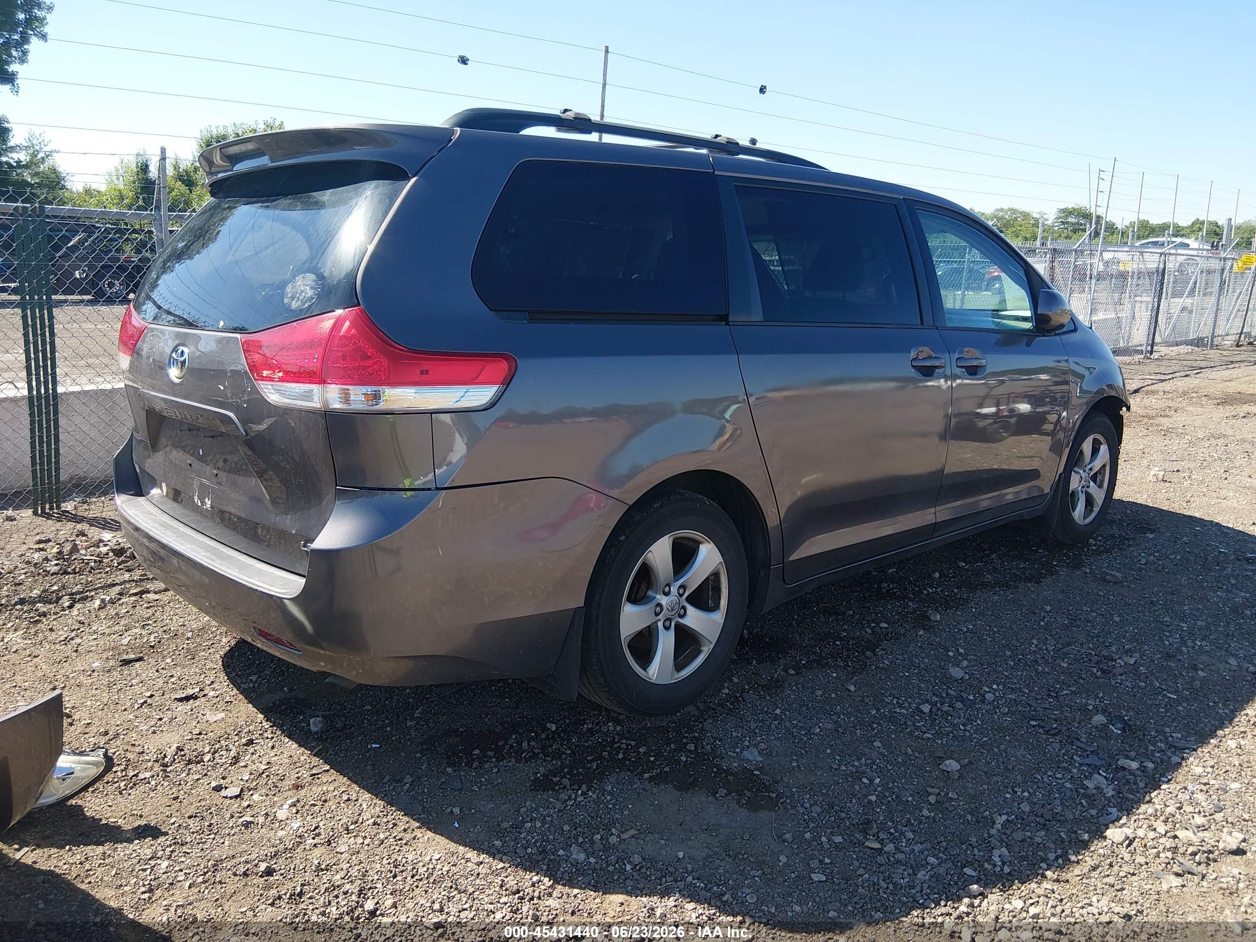 2013 Toyota Sienna Le V6 8 Passenger Серый vin: 5TDKK3DC2DS319427