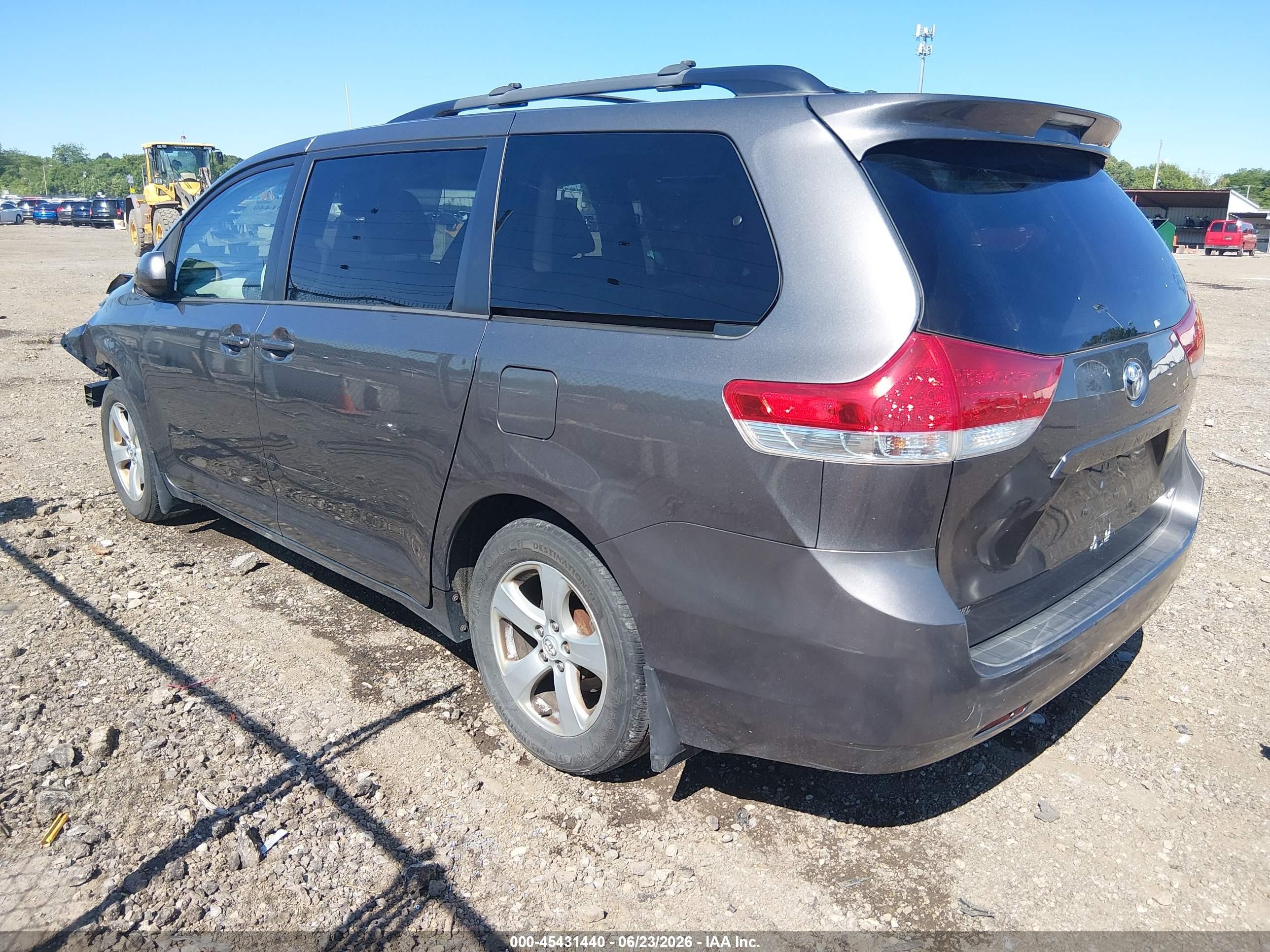2013 Toyota Sienna Le V6 8 Passenger Серый vin: 5TDKK3DC2DS319427
