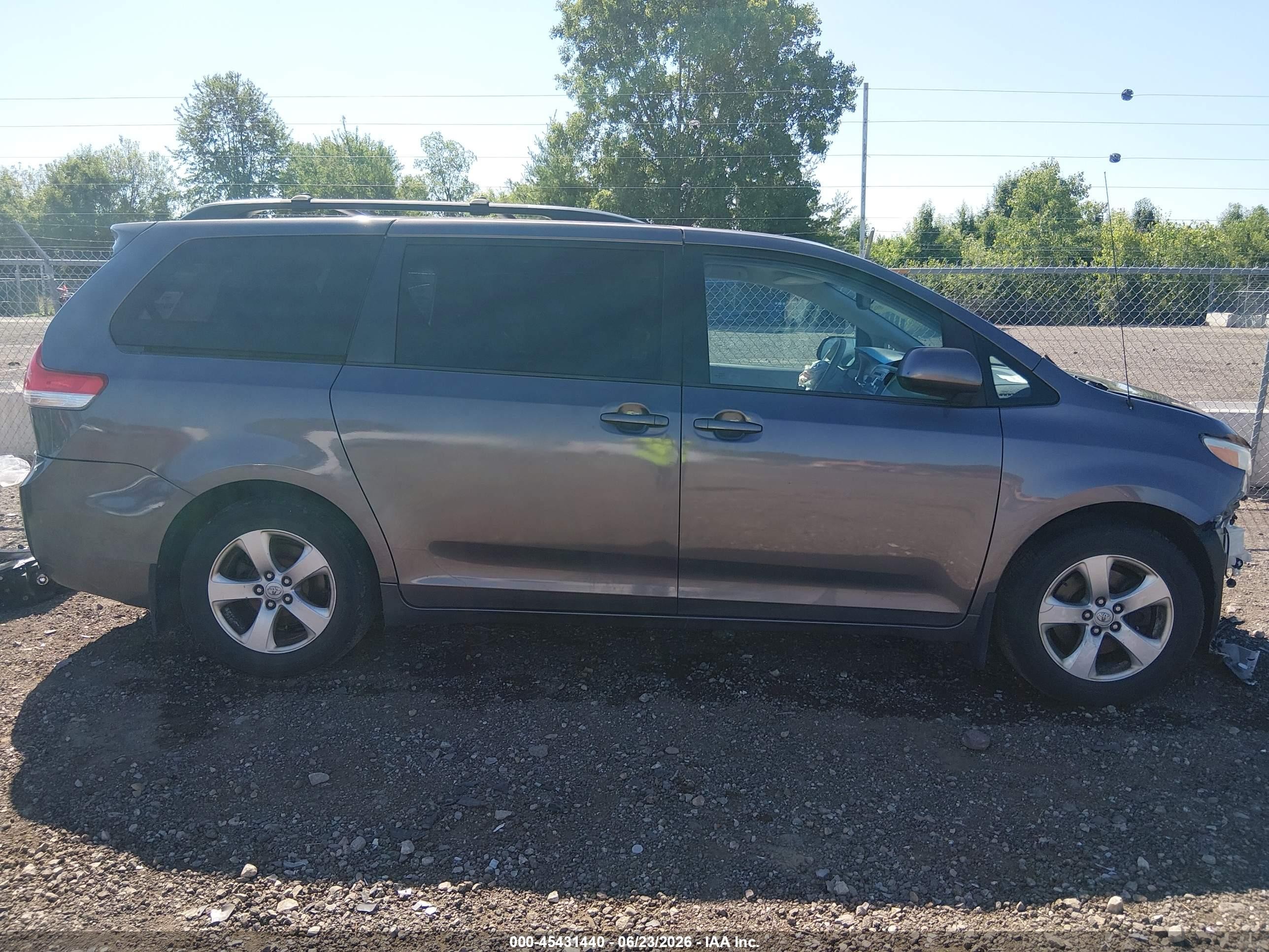 2013 Toyota Sienna Le V6 8 Passenger Серый vin: 5TDKK3DC2DS319427