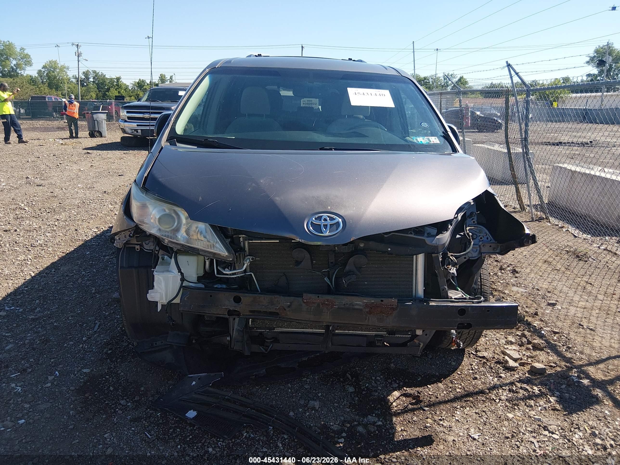 2013 Toyota Sienna Le V6 8 Passenger Серый vin: 5TDKK3DC2DS319427