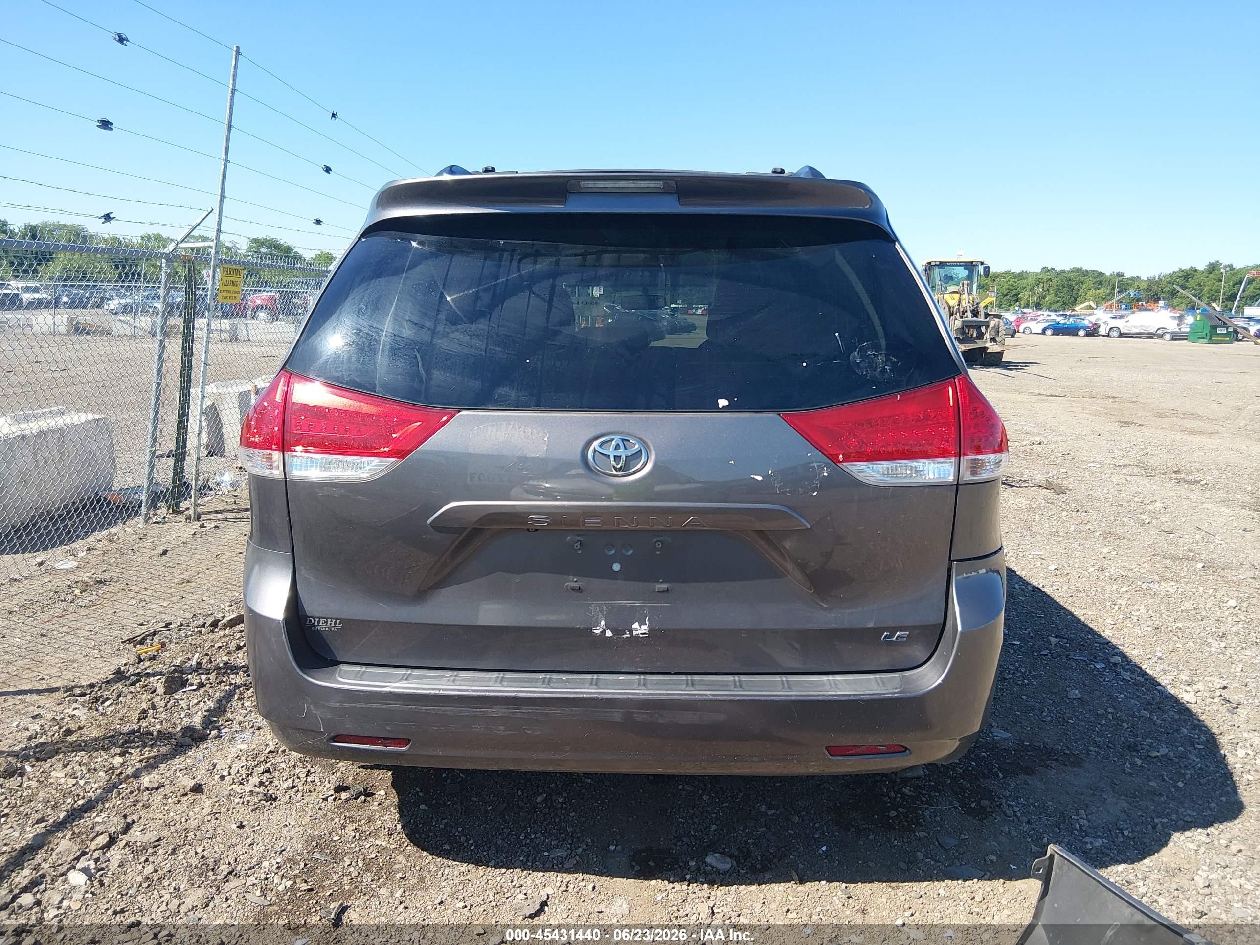 2013 Toyota Sienna Le V6 8 Passenger Серый vin: 5TDKK3DC2DS319427