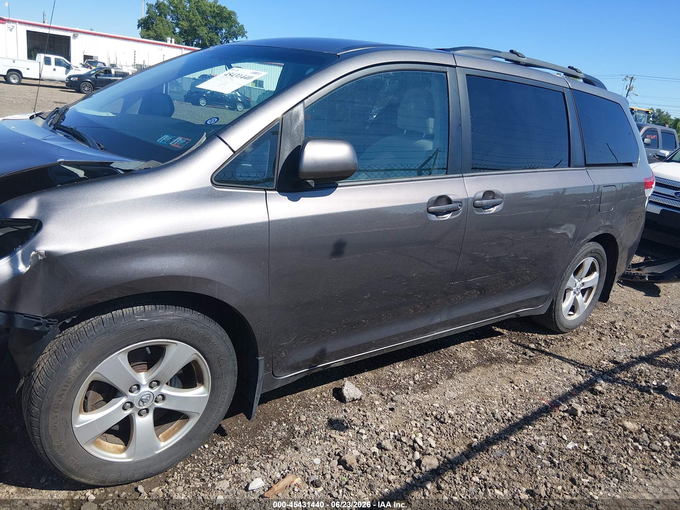 2013 Toyota Sienna Le V6 8 Passenger Серый vin: 5TDKK3DC2DS319427