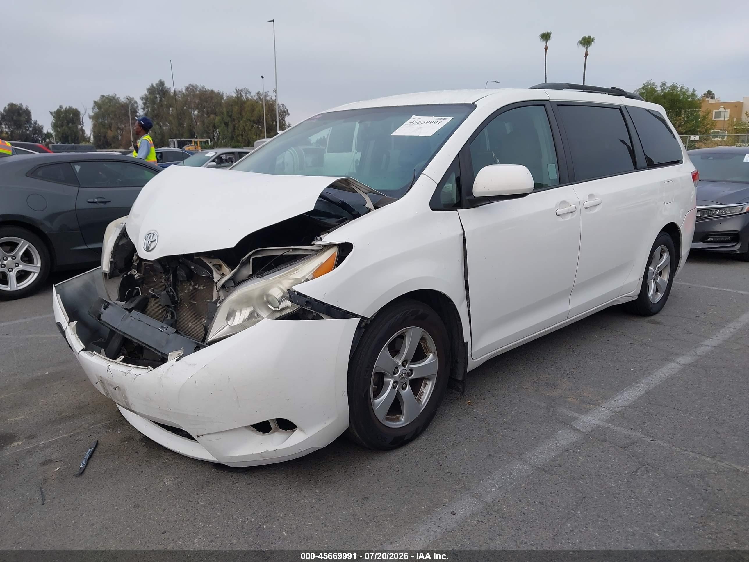 2013 Toyota Sienna Le V6 8 Passenger White vin: 5TDKK3DC2DS323476