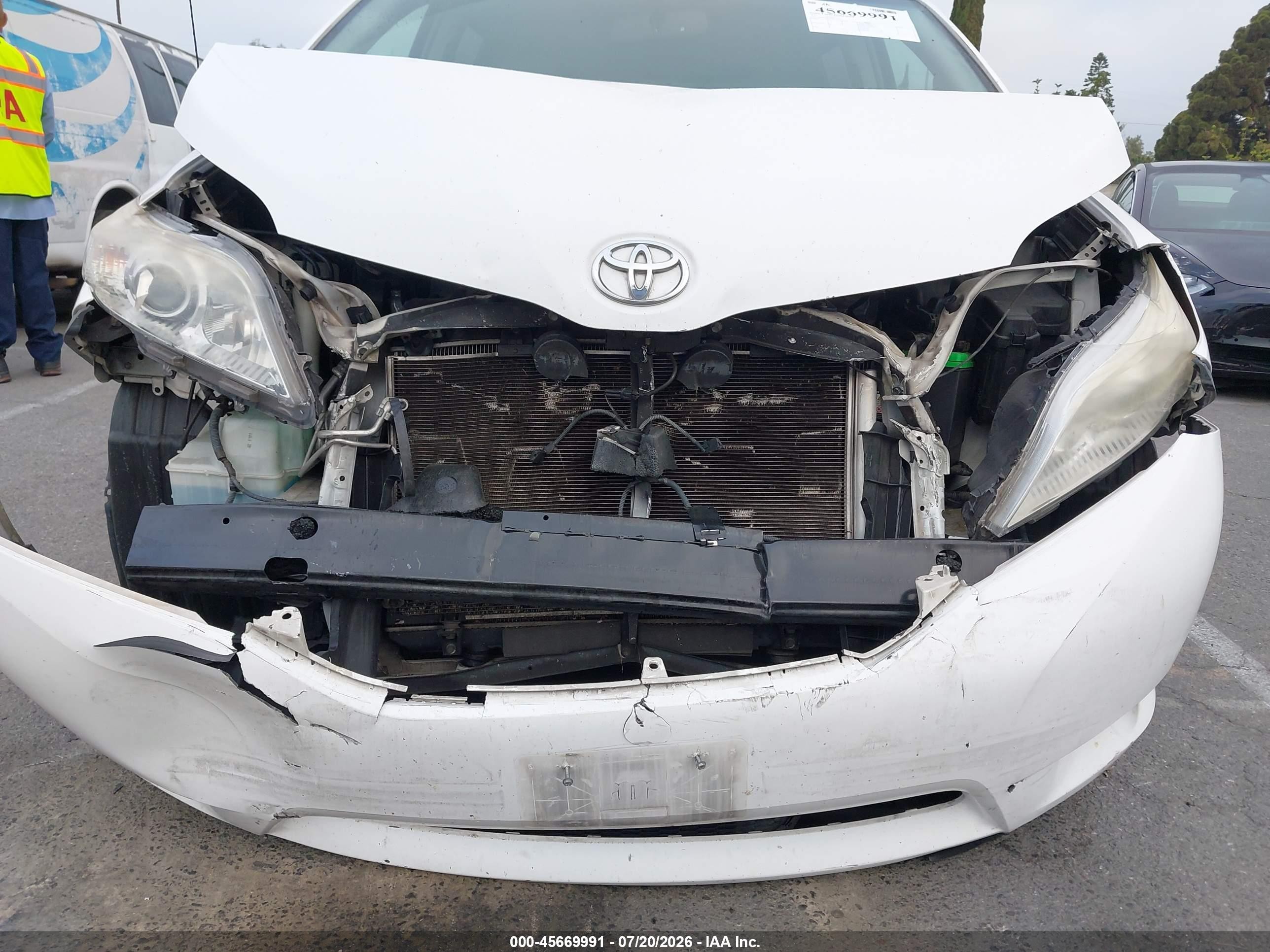2013 Toyota Sienna Le V6 8 Passenger White vin: 5TDKK3DC2DS323476