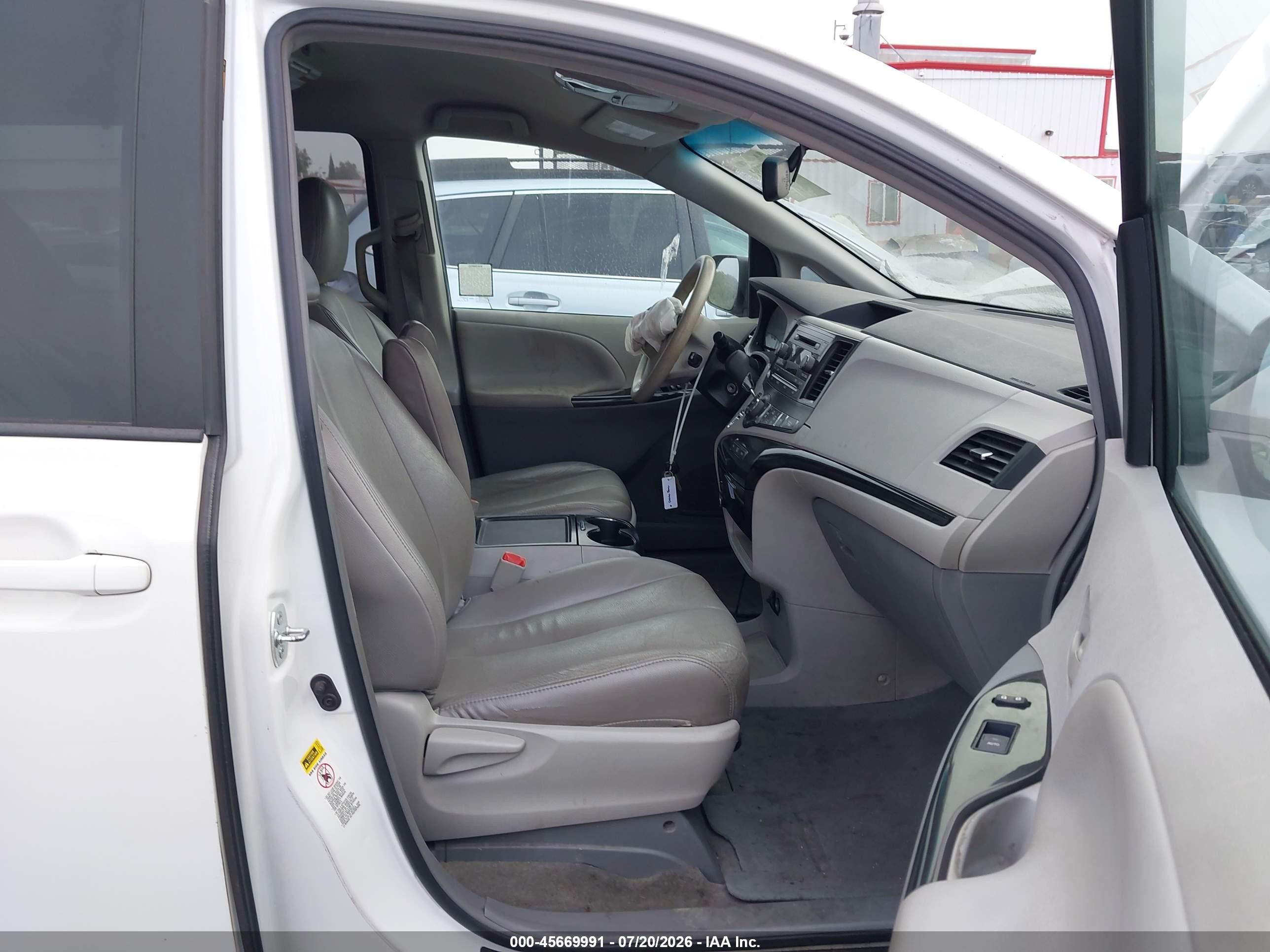 2013 Toyota Sienna Le V6 8 Passenger White vin: 5TDKK3DC2DS323476
