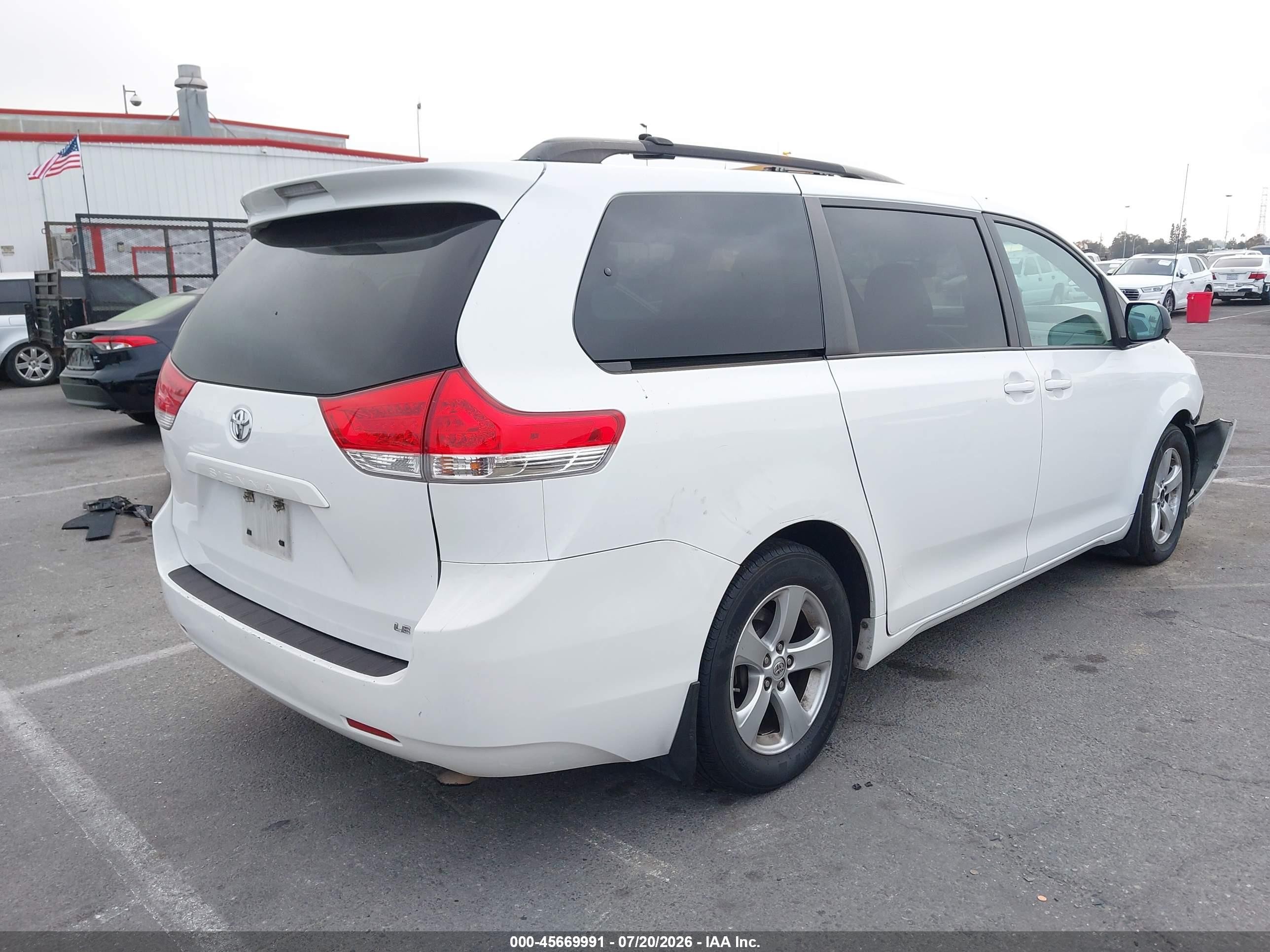 2013 Toyota Sienna Le V6 8 Passenger White vin: 5TDKK3DC2DS323476