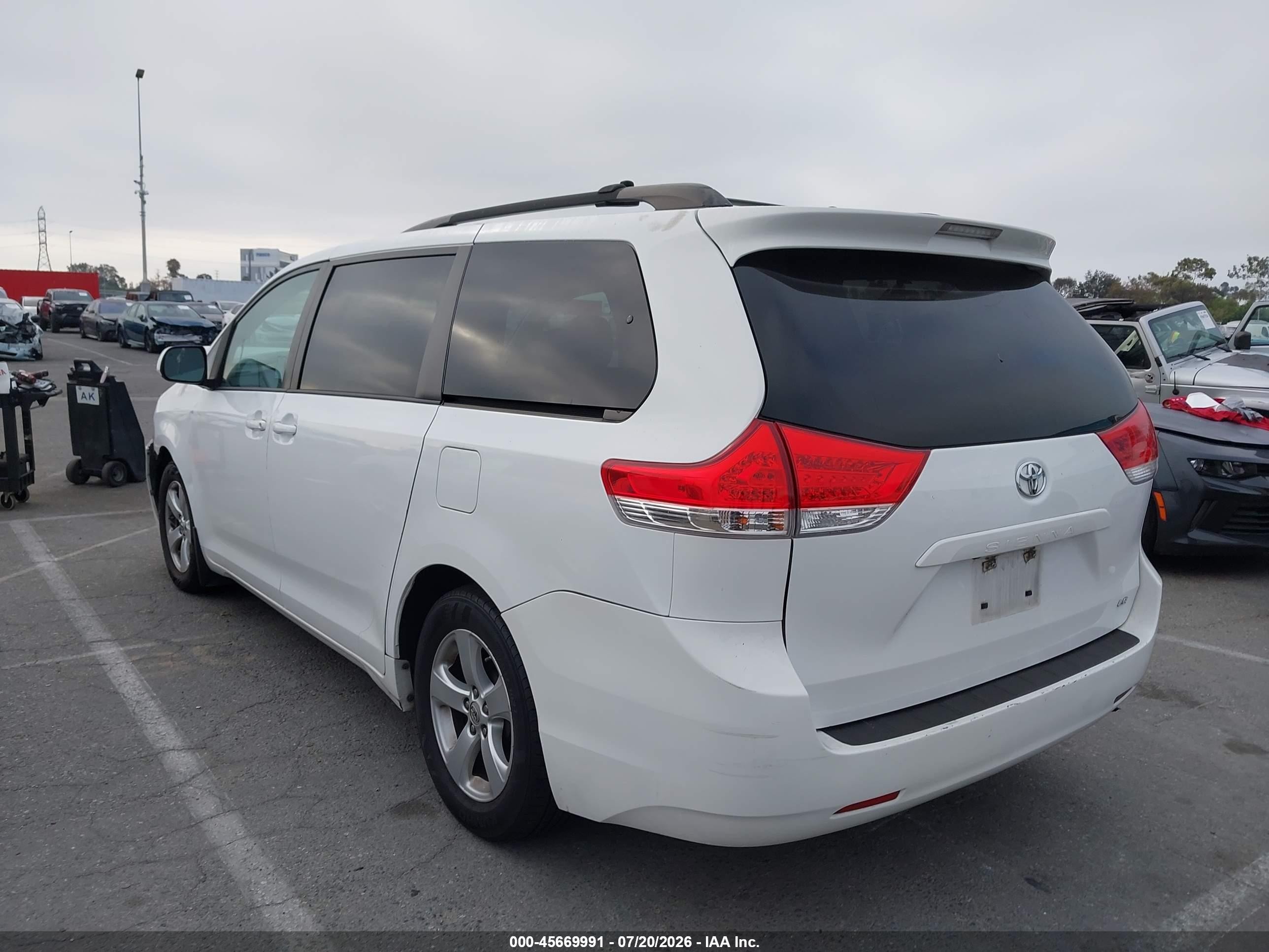 2013 Toyota Sienna Le V6 8 Passenger White vin: 5TDKK3DC2DS323476
