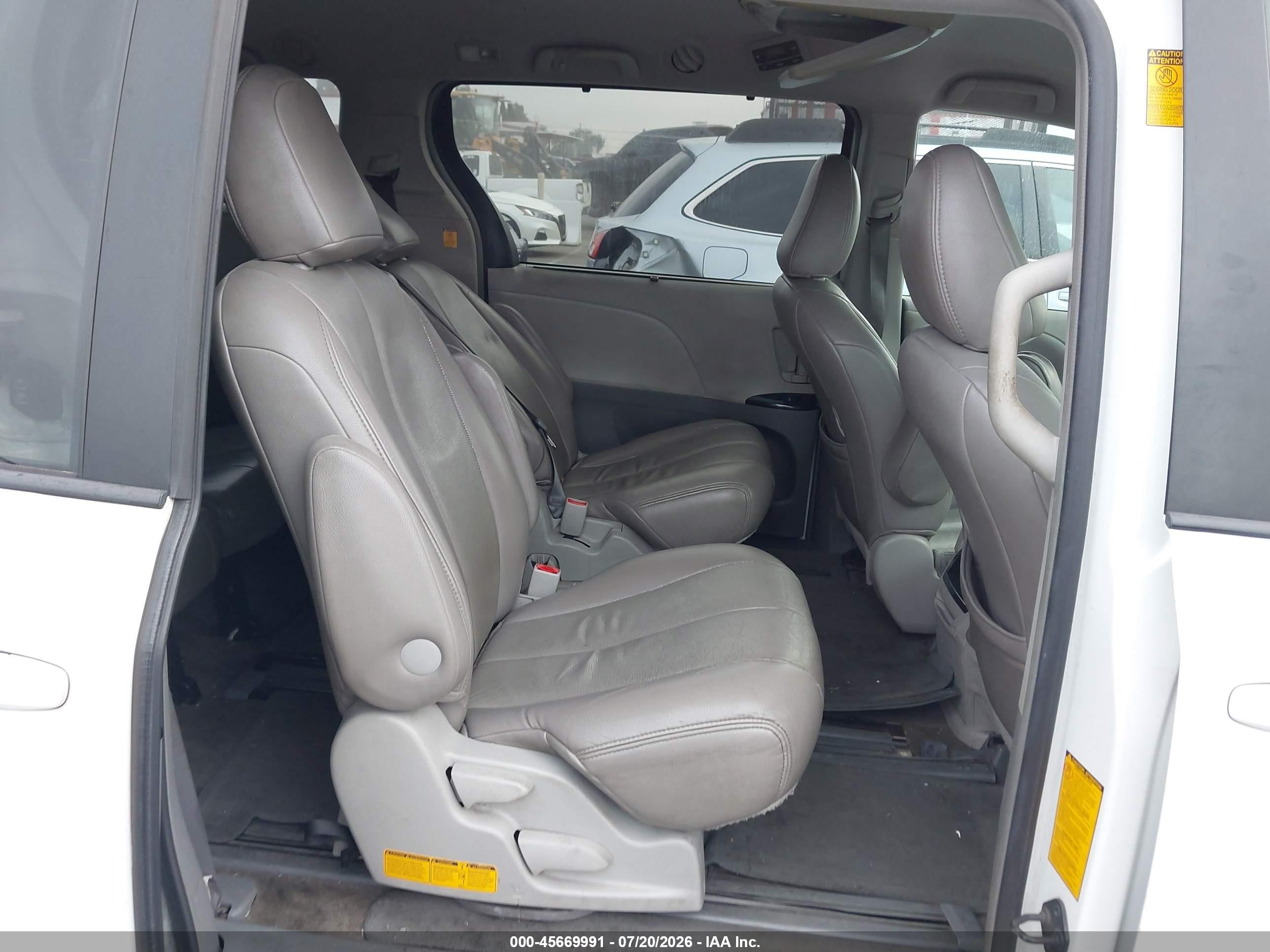 2013 Toyota Sienna Le V6 8 Passenger White vin: 5TDKK3DC2DS323476