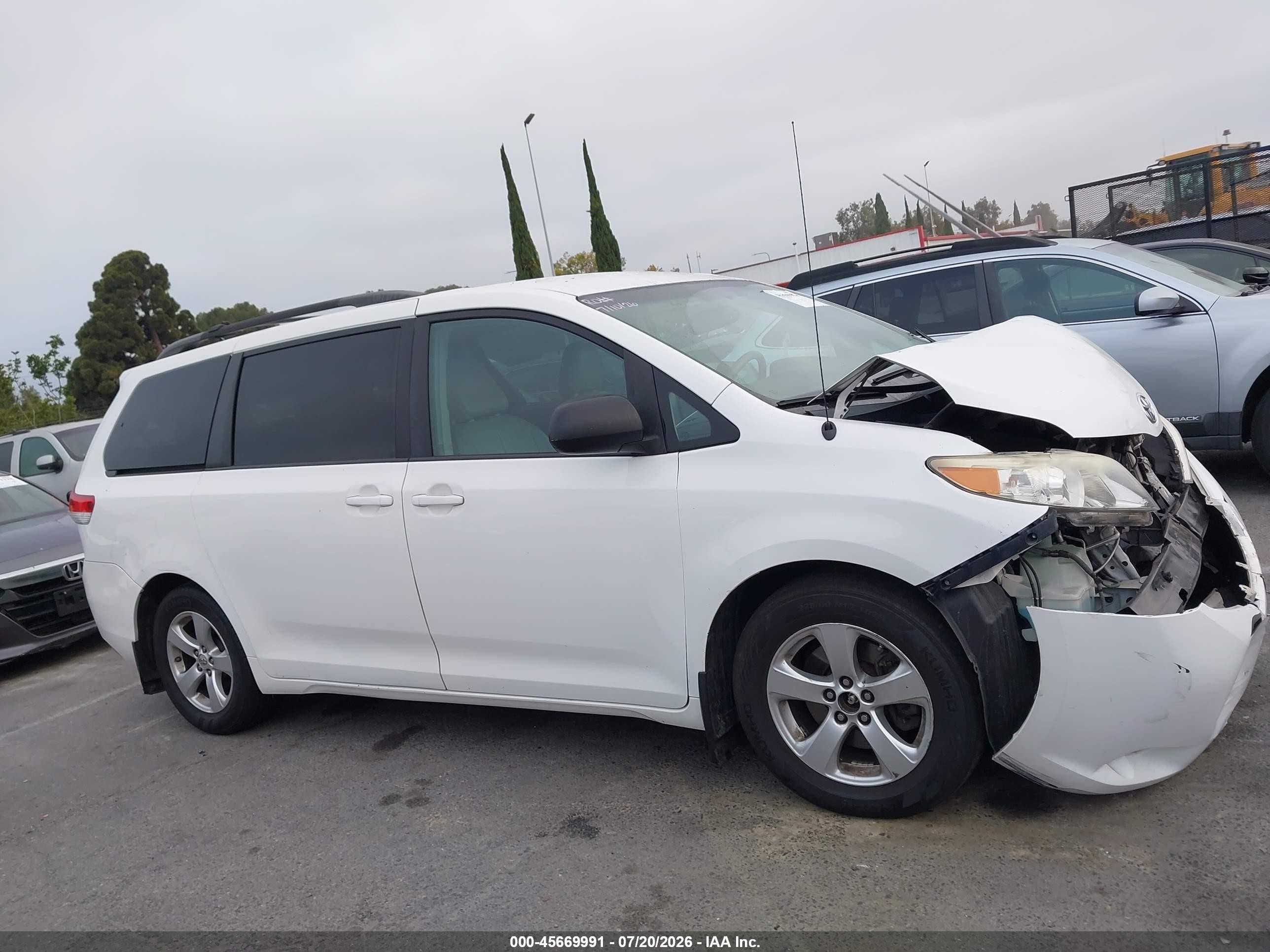 2013 Toyota Sienna Le V6 8 Passenger White vin: 5TDKK3DC2DS323476
